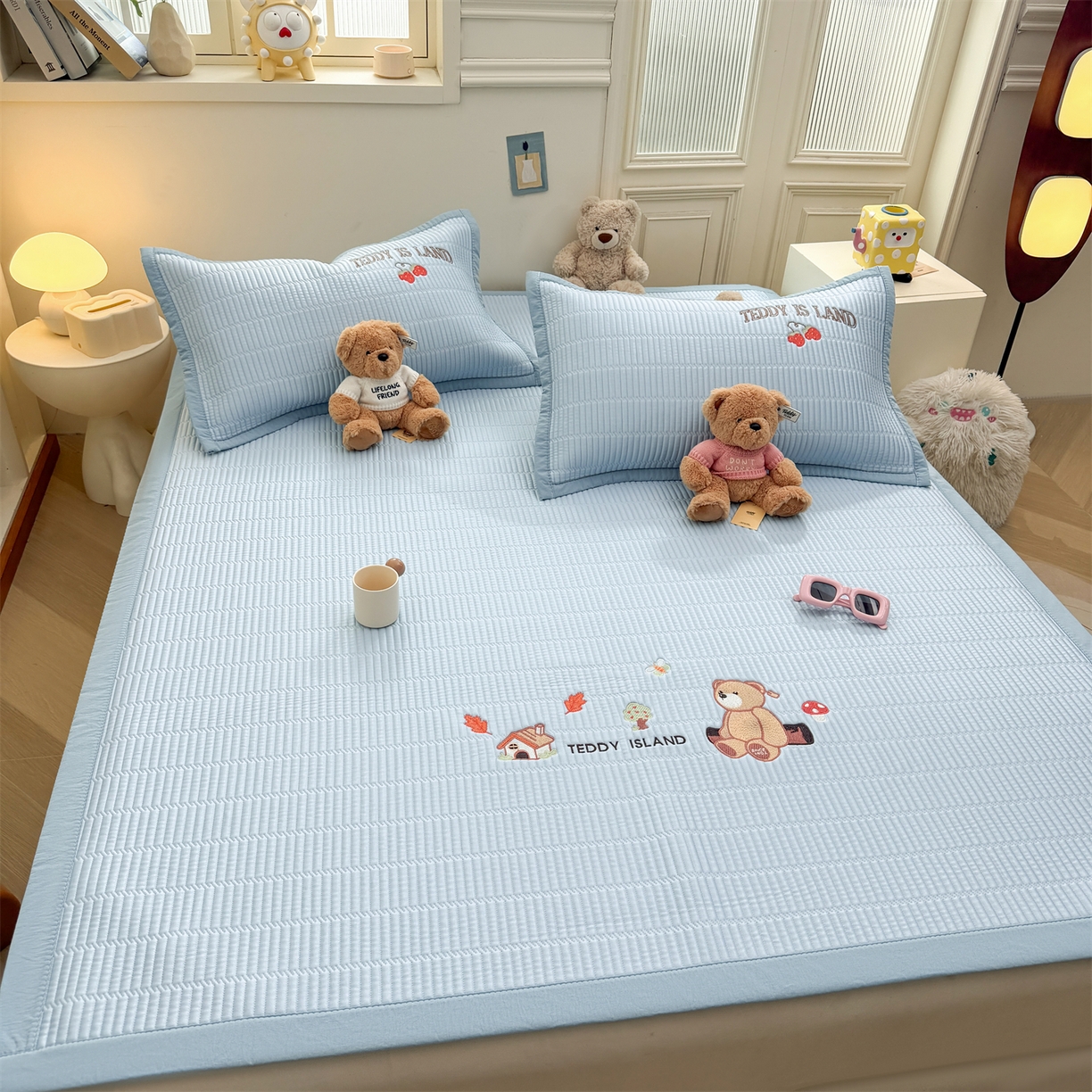 91家纺网 家纺一手货源 找家纺 源舍家纺 2026新款A类高端刺绣pe乙纶冰豆豆席空调软席爱兰系列正版授权（提供买家秀） 蓝屿泰迪-蓝 床席款