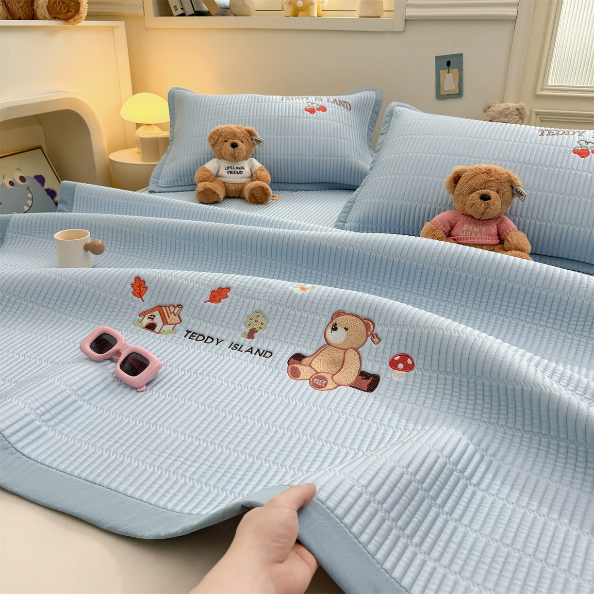 91家纺网 家纺一手货源 找家纺 源舍家纺 2026新款A类高端刺绣pe乙纶冰豆豆席空调软席爱兰系列正版授权（提供买家秀） 蓝屿泰迪-蓝 床席款