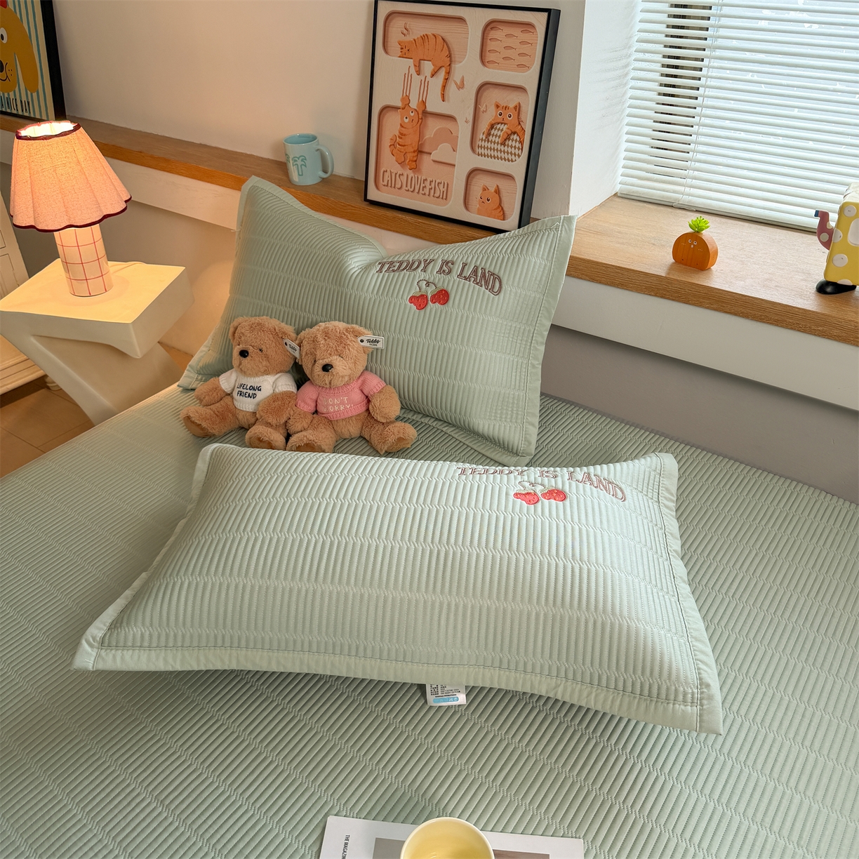 91家纺网 家纺一手货源 找家纺 源舍家纺 2026新款A类高端刺绣pe乙纶冰豆豆席空调软席爱兰系列正版授权（提供买家秀） 青屿熊语-绿 床笠款