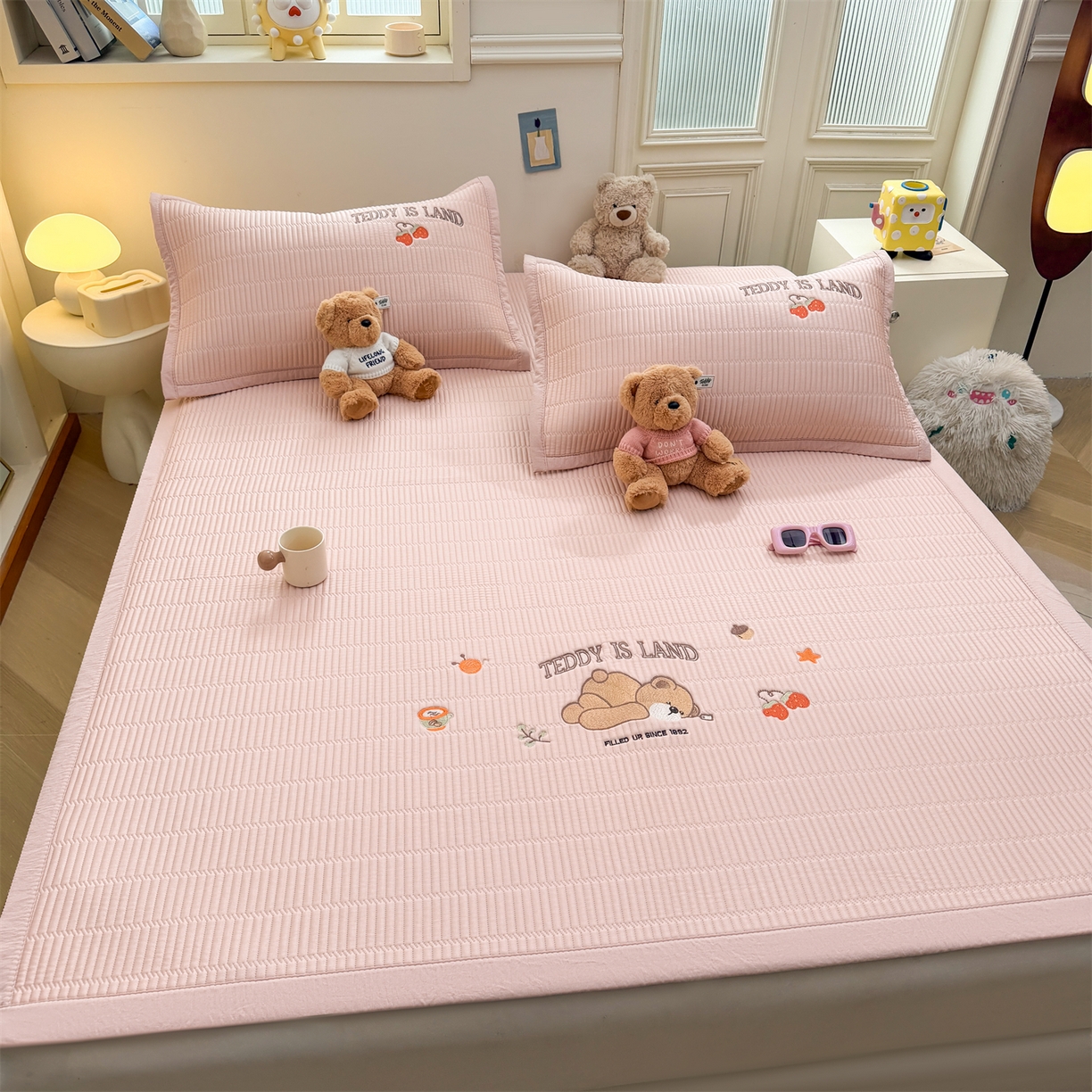 91家纺网 家纺一手货源 找家纺 源舍家纺 2026新款A类高端刺绣pe乙纶冰豆豆席空调软席爱兰系列正版授权（提供买家秀） 粉莓熊眠-粉 床席款