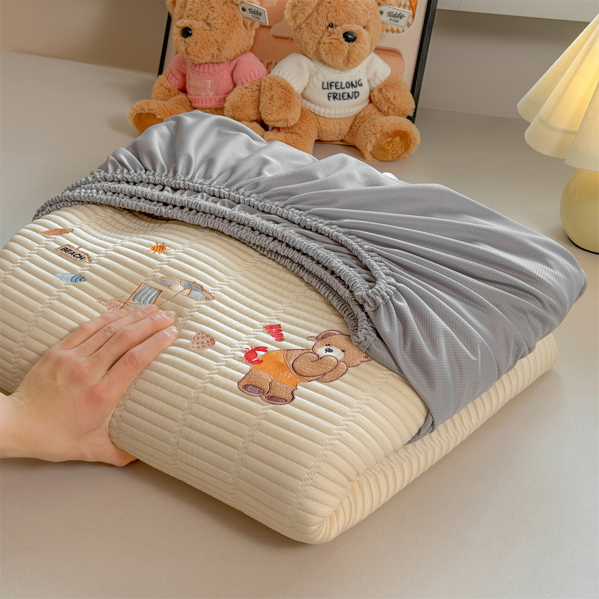 91家纺网 家纺一手货源 找家纺 源舍家纺 2026新款A类高端刺绣pe乙纶冰豆豆席空调软席爱兰系列正版授权（提供买家秀） 青屿熊语-米白 床笠款