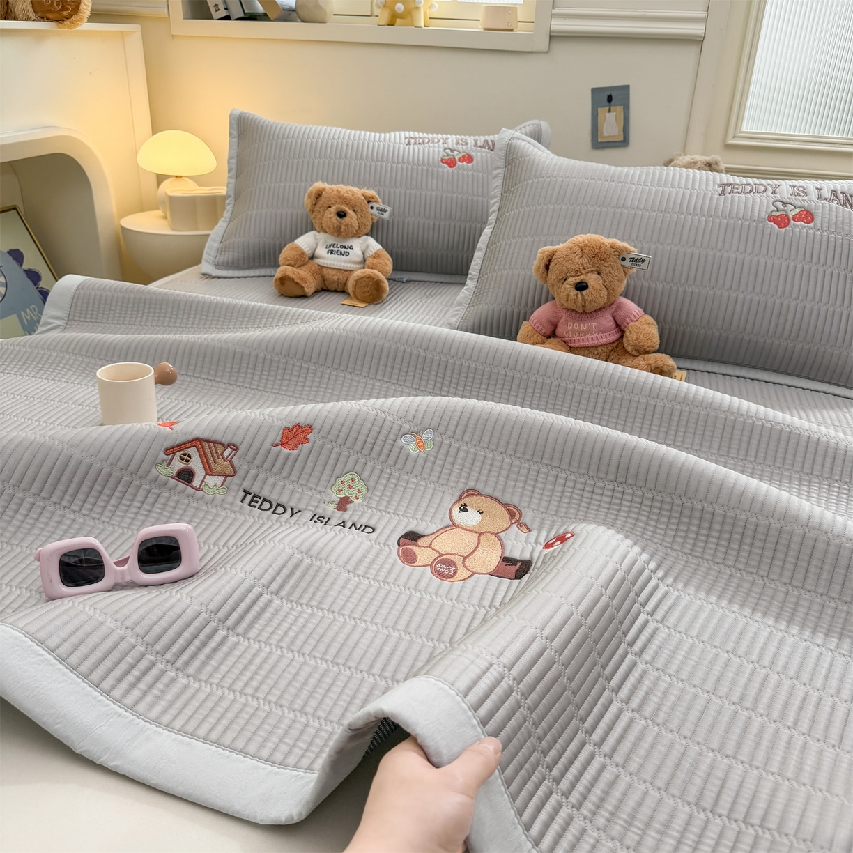 91家纺网 家纺一手货源 找家纺 源舍家纺 2026新款A类高端刺绣pe乙纶冰豆豆席空调软席爱兰系列正版授权（提供买家秀） 蓝屿泰迪-灰 床席款