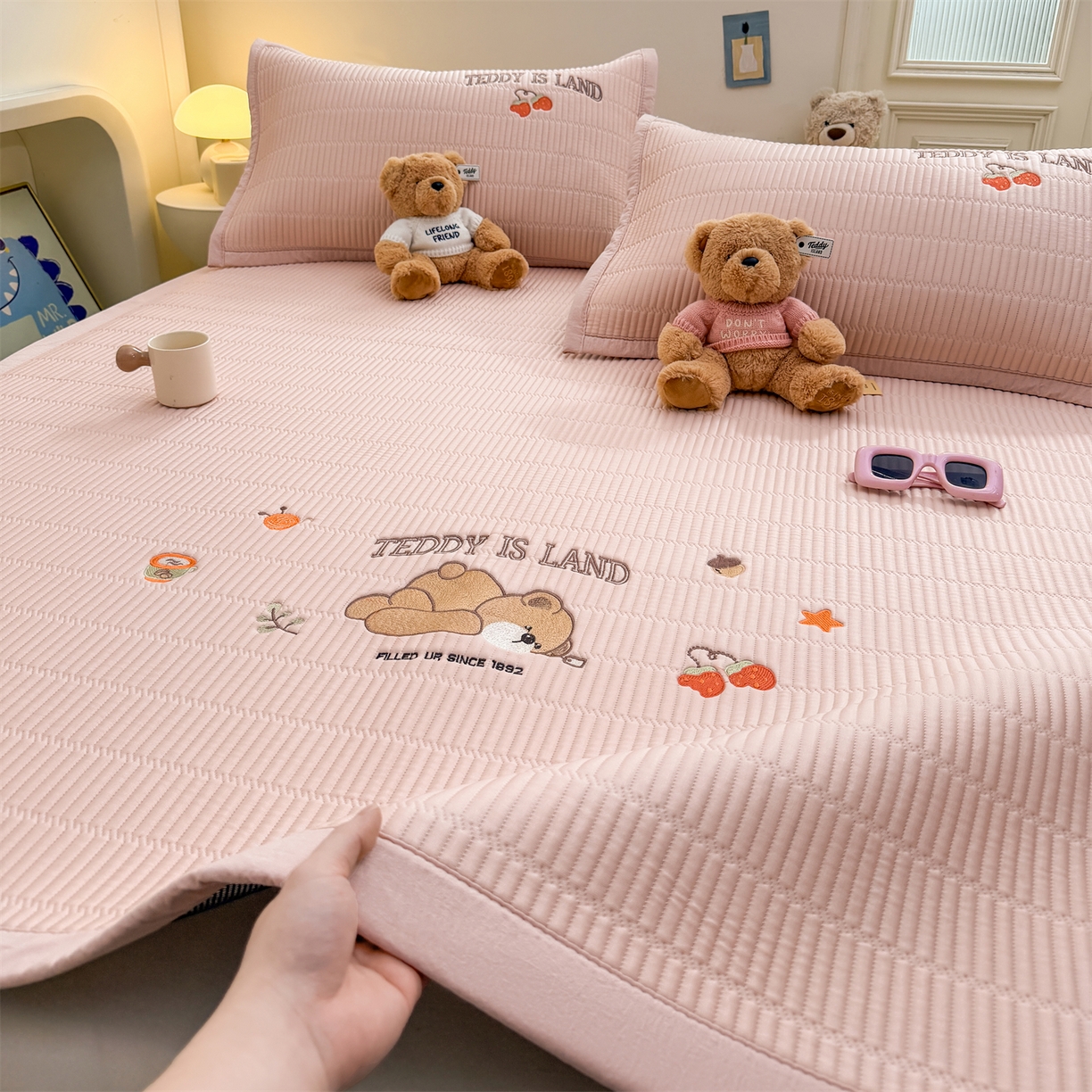 91家纺网 家纺一手货源 找家纺 源舍家纺 2026新款A类高端刺绣pe乙纶冰豆豆席空调软席爱兰系列正版授权（提供买家秀） 粉莓熊眠-粉 床席款