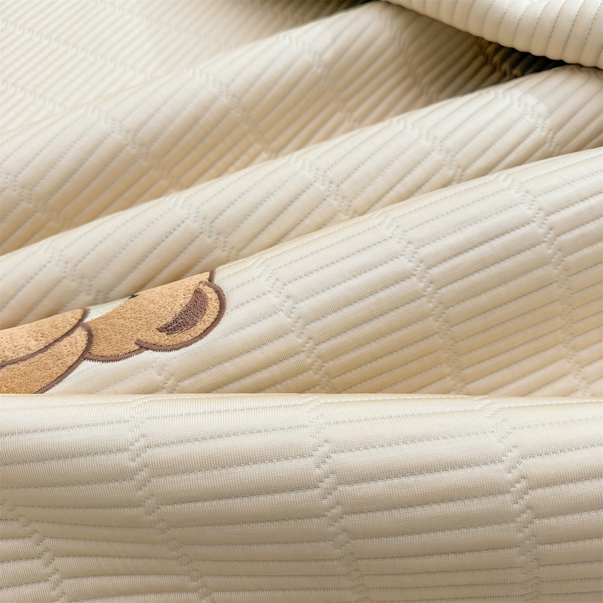 91家纺网 家纺一手货源 找家纺 源舍家纺 2026新款A类高端刺绣pe乙纶冰豆豆席空调软席爱兰系列正版授权（提供买家秀） 青屿熊语-米白 床席款