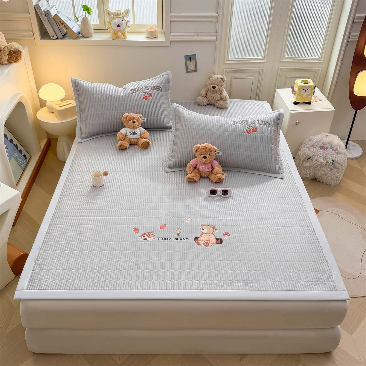 91家纺网 家纺一手货源 找家纺 源舍家纺 2026新款A类高端刺绣pe乙纶冰豆豆席空调软席爱兰系列正版授权（提供买家秀） 蓝屿泰迪-灰 床席款