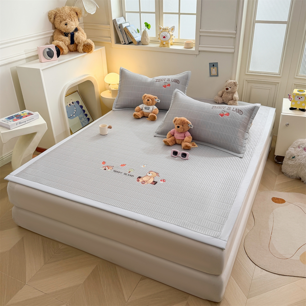 91家纺网 家纺一手货源 找家纺 源舍家纺 2026新款A类高端刺绣pe乙纶冰豆豆席空调软席爱兰系列正版授权（提供买家秀） 蓝屿泰迪-灰 床席款