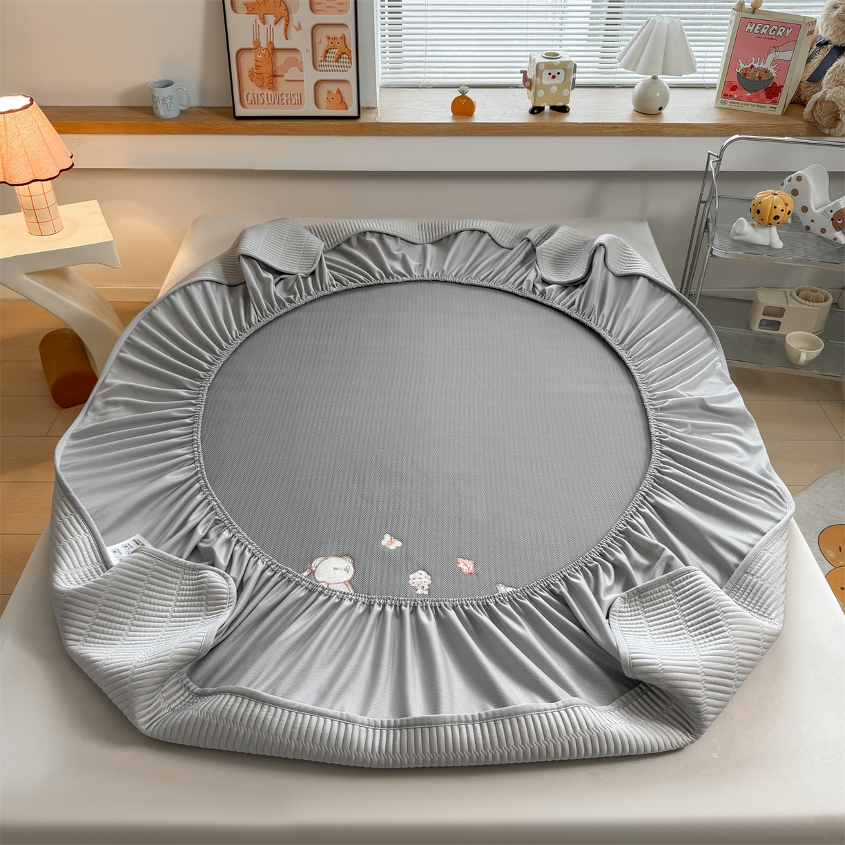 91家纺网 家纺一手货源 找家纺 源舍家纺 2026新款A类高端刺绣pe乙纶冰豆豆席空调软席爱兰系列正版授权（提供买家秀） 蓝屿泰迪-灰 床笠款