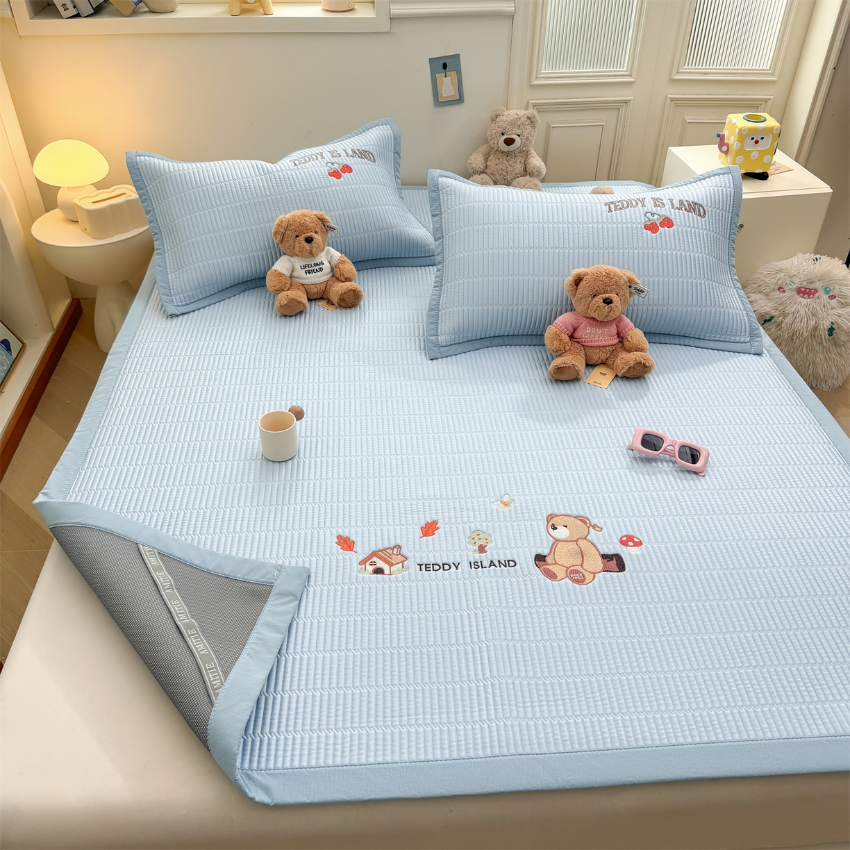 91家纺网 家纺一手货源 找家纺 源舍家纺 2026新款A类高端刺绣pe乙纶冰豆豆席空调软席爱兰系列正版授权（提供买家秀） 蓝屿泰迪-蓝 床席款