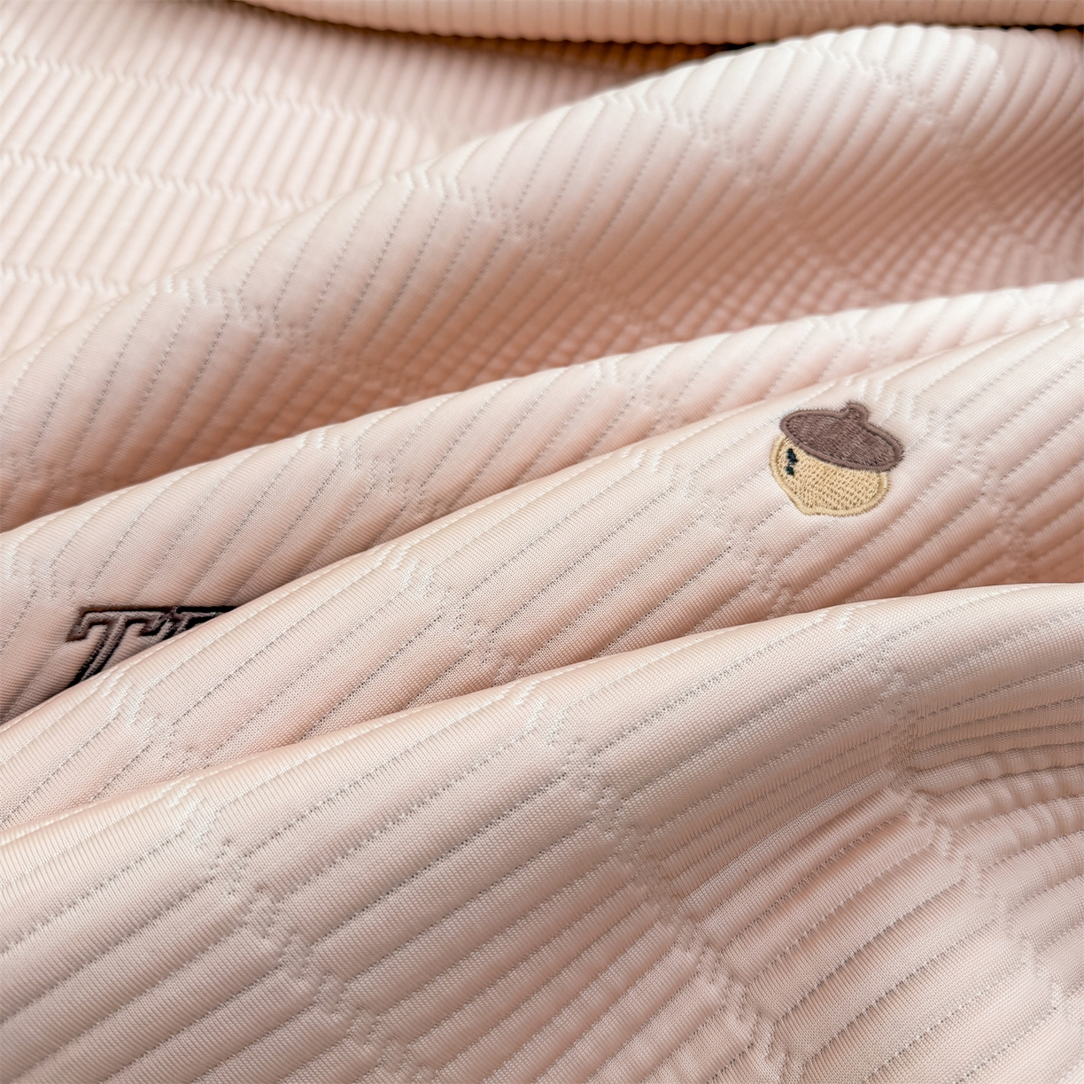 91家纺网 家纺一手货源 找家纺 源舍家纺 2026新款A类高端刺绣pe乙纶冰豆豆席空调软席爱兰系列正版授权（提供买家秀） 粉莓熊眠-粉 床席款