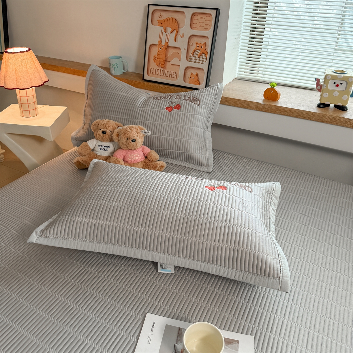 91家纺网 家纺一手货源 找家纺 源舍家纺 2026新款A类高端刺绣pe乙纶冰豆豆席空调软席爱兰系列正版授权（提供买家秀） 蓝屿泰迪-灰 床笠款