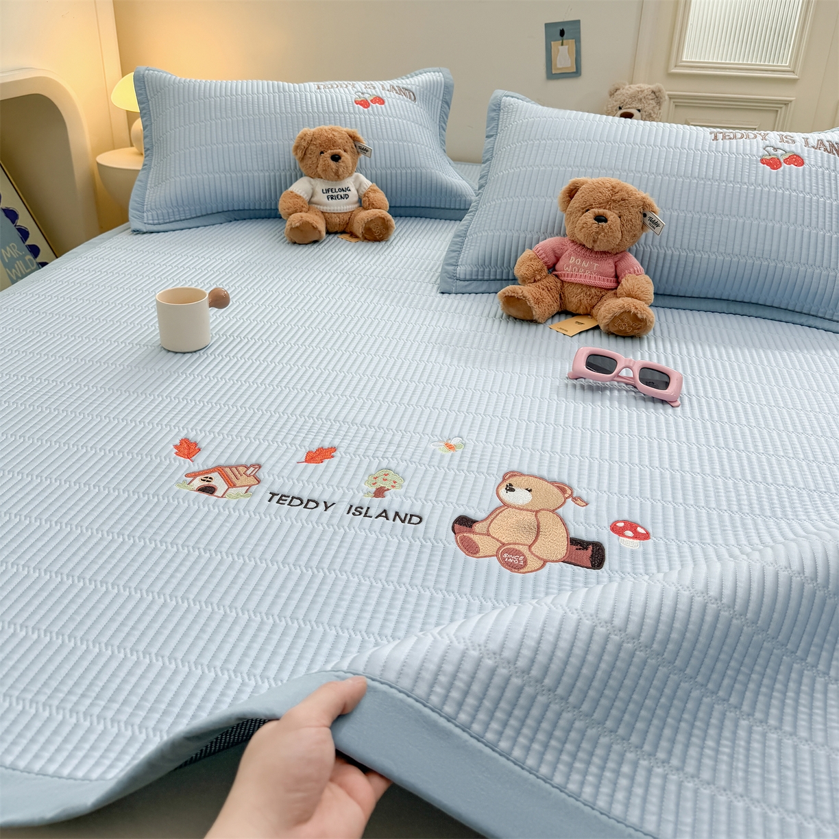 91家纺网 家纺一手货源 找家纺 源舍家纺 2026新款A类高端刺绣pe乙纶冰豆豆席空调软席爱兰系列正版授权（提供买家秀） 蓝屿泰迪-蓝 床席款