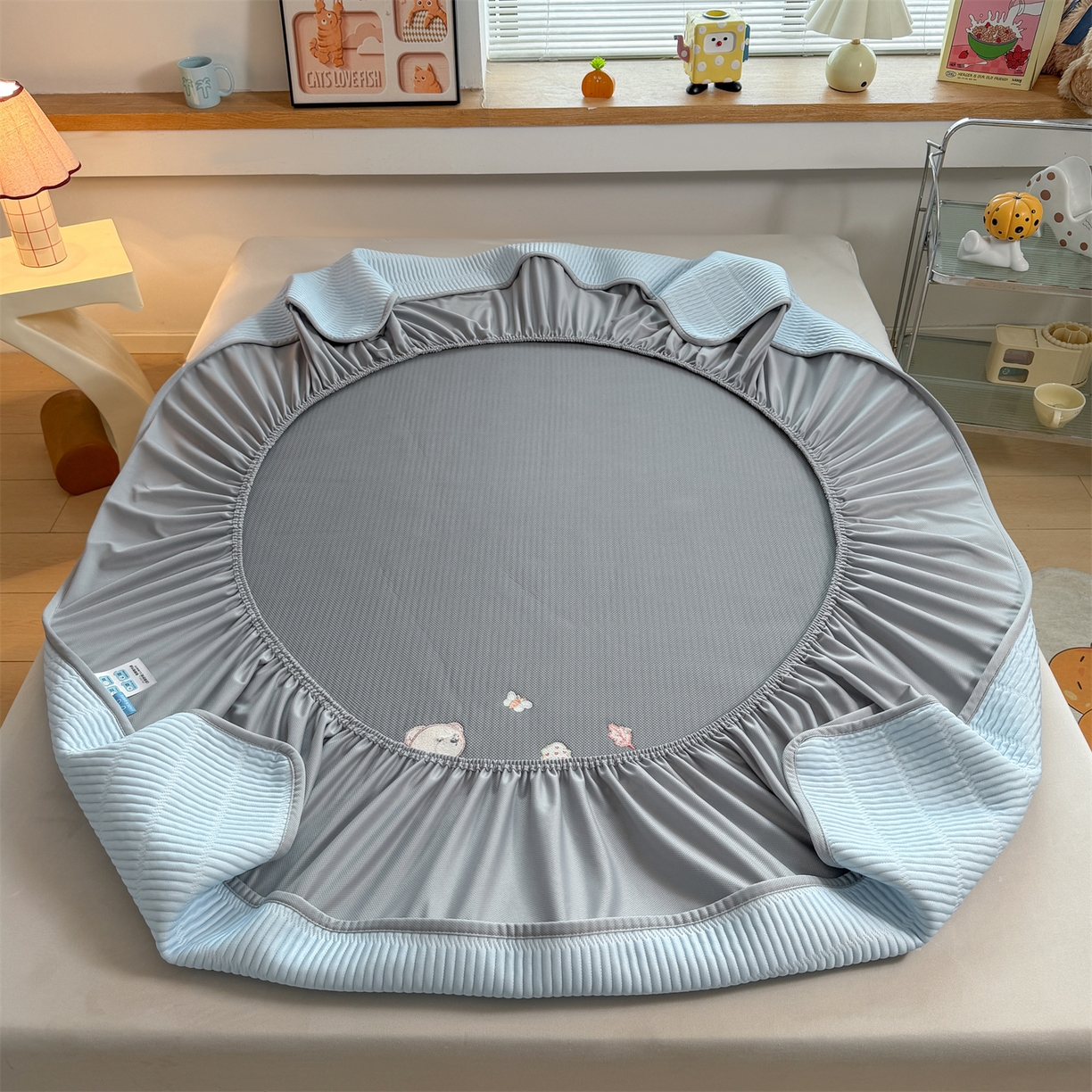 91家纺网 家纺一手货源 找家纺 源舍家纺 2026新款A类高端刺绣pe乙纶冰豆豆席空调软席爱兰系列正版授权（提供买家秀） 蓝屿泰迪-蓝 床笠款