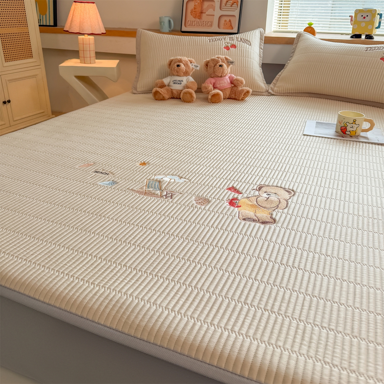 91家纺网 家纺一手货源 找家纺 源舍家纺 2026新款A类高端刺绣pe乙纶冰豆豆席空调软席爱兰系列正版授权（提供买家秀） 青屿熊语-米白 床笠款