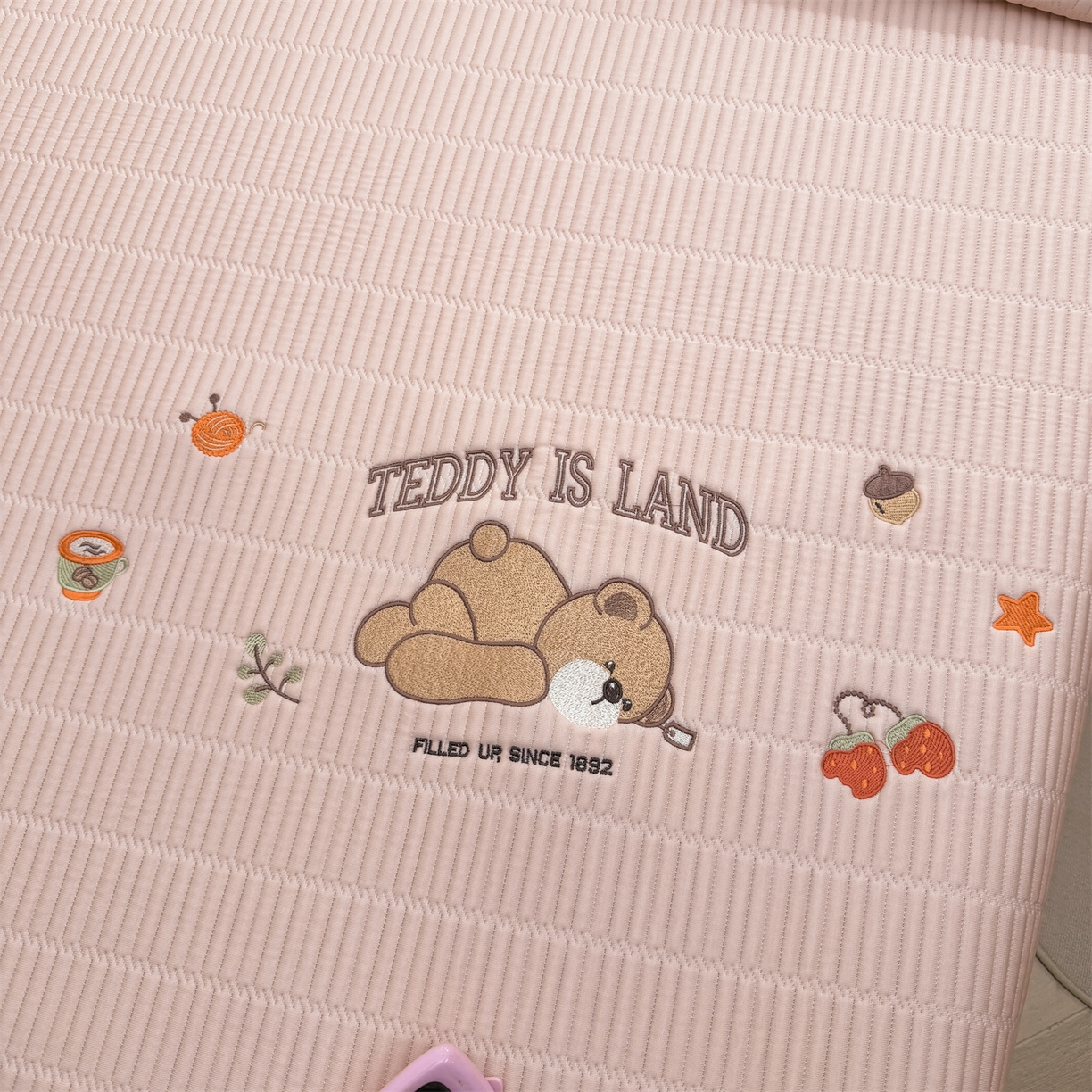 91家纺网 家纺一手货源 找家纺 源舍家纺 2026新款A类高端刺绣pe乙纶冰豆豆席空调软席爱兰系列正版授权（提供买家秀） 粉莓熊眠-粉 床席款