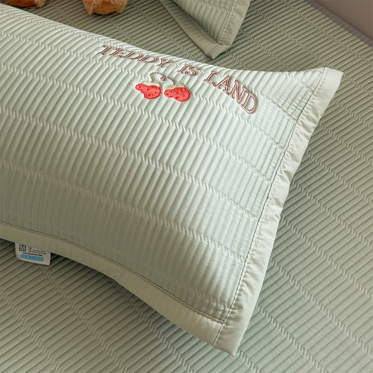 91家纺网 家纺一手货源 找家纺 源舍家纺 2026新款A类高端刺绣pe乙纶冰豆豆席空调软席爱兰系列正版授权（提供买家秀） 青屿熊语-绿 床笠款