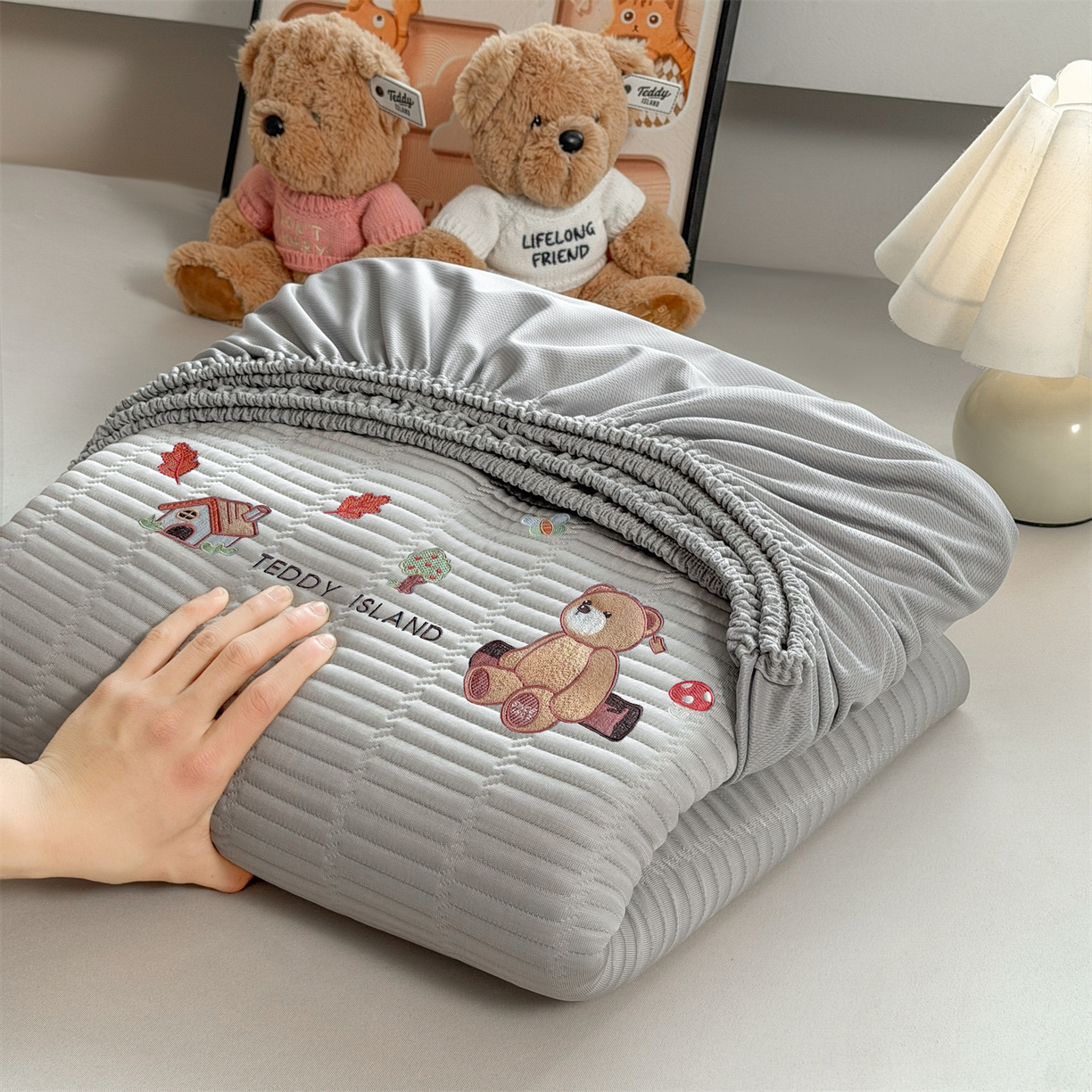 91家纺网 家纺一手货源 找家纺 源舍家纺 2026新款A类高端刺绣pe乙纶冰豆豆席空调软席爱兰系列正版授权（提供买家秀） 蓝屿泰迪-灰 床笠款