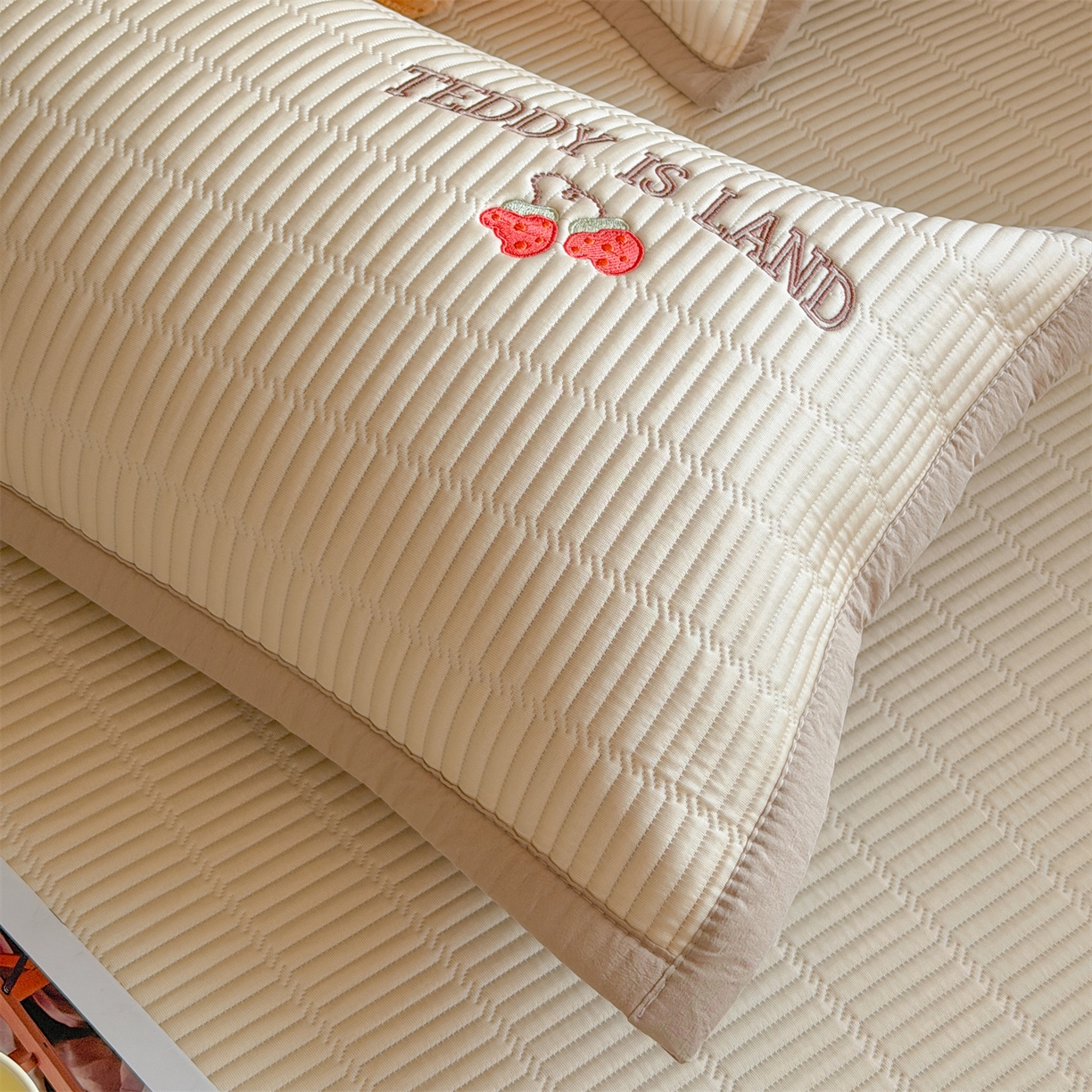 91家纺网 家纺一手货源 找家纺 源舍家纺 2026新款A类高端刺绣pe乙纶冰豆豆席空调软席爱兰系列正版授权（提供买家秀） 青屿熊语-米白 床笠款