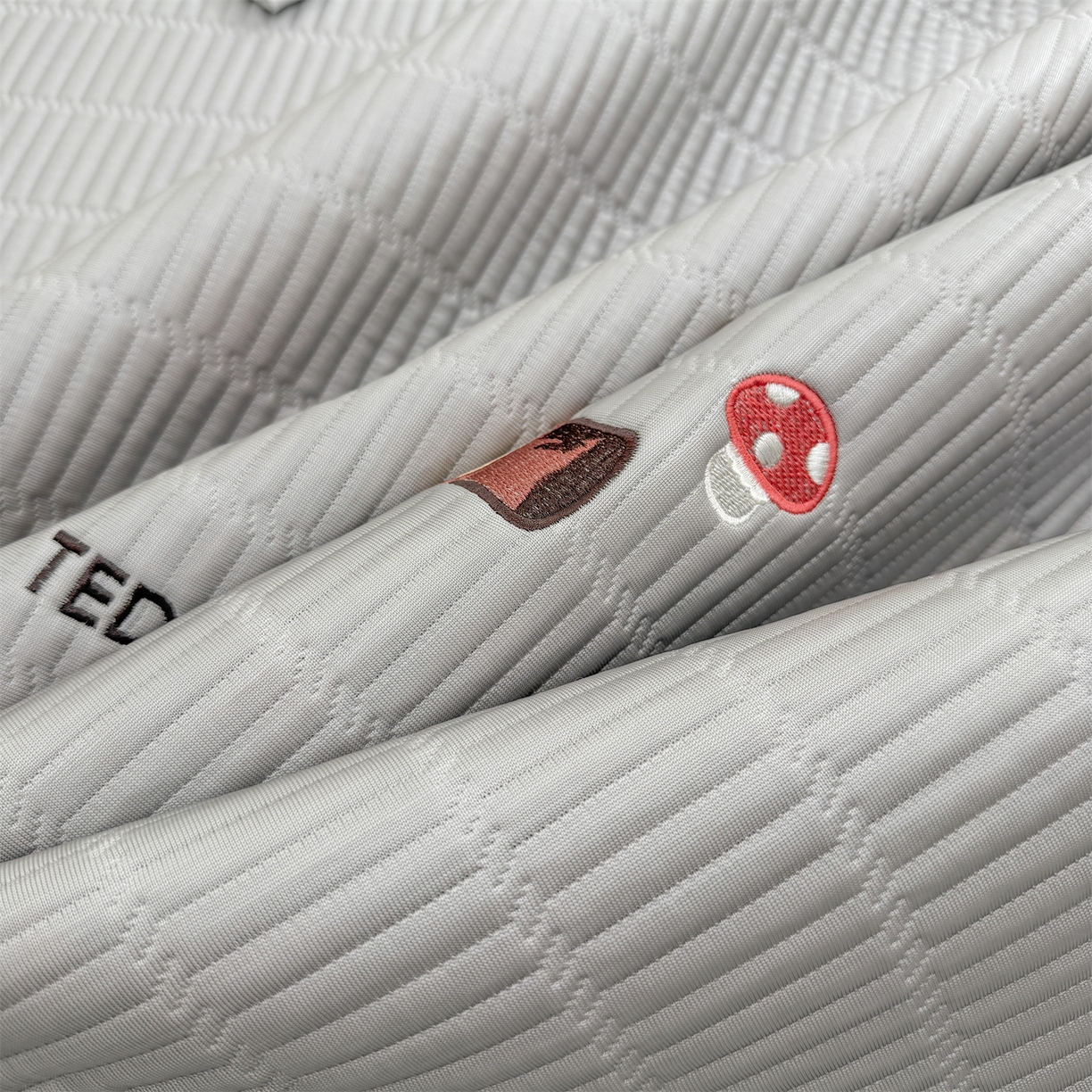 91家纺网 家纺一手货源 找家纺 源舍家纺 2026新款A类高端刺绣pe乙纶冰豆豆席空调软席爱兰系列正版授权（提供买家秀） 蓝屿泰迪-灰 床席款