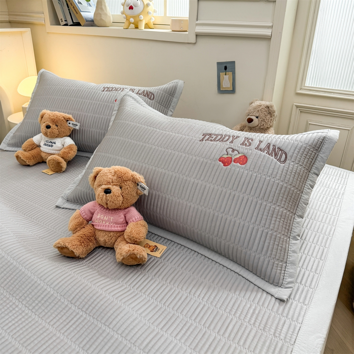 91家纺网 家纺一手货源 找家纺 源舍家纺 2026新款A类高端刺绣pe乙纶冰豆豆席空调软席爱兰系列正版授权（提供买家秀） 蓝屿泰迪-灰 床席款