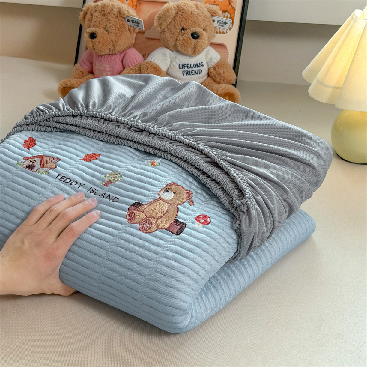 91家纺网 家纺一手货源 找家纺 源舍家纺 2026新款A类高端刺绣pe乙纶冰豆豆席空调软席爱兰系列正版授权（提供买家秀） 蓝屿泰迪-蓝 床笠款