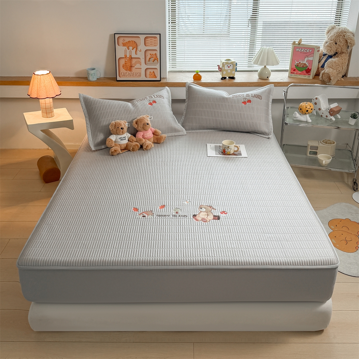 91家纺网 家纺一手货源 找家纺 源舍家纺 2026新款A类高端刺绣pe乙纶冰豆豆席空调软席爱兰系列正版授权（提供买家秀） 蓝屿泰迪-灰 床笠款