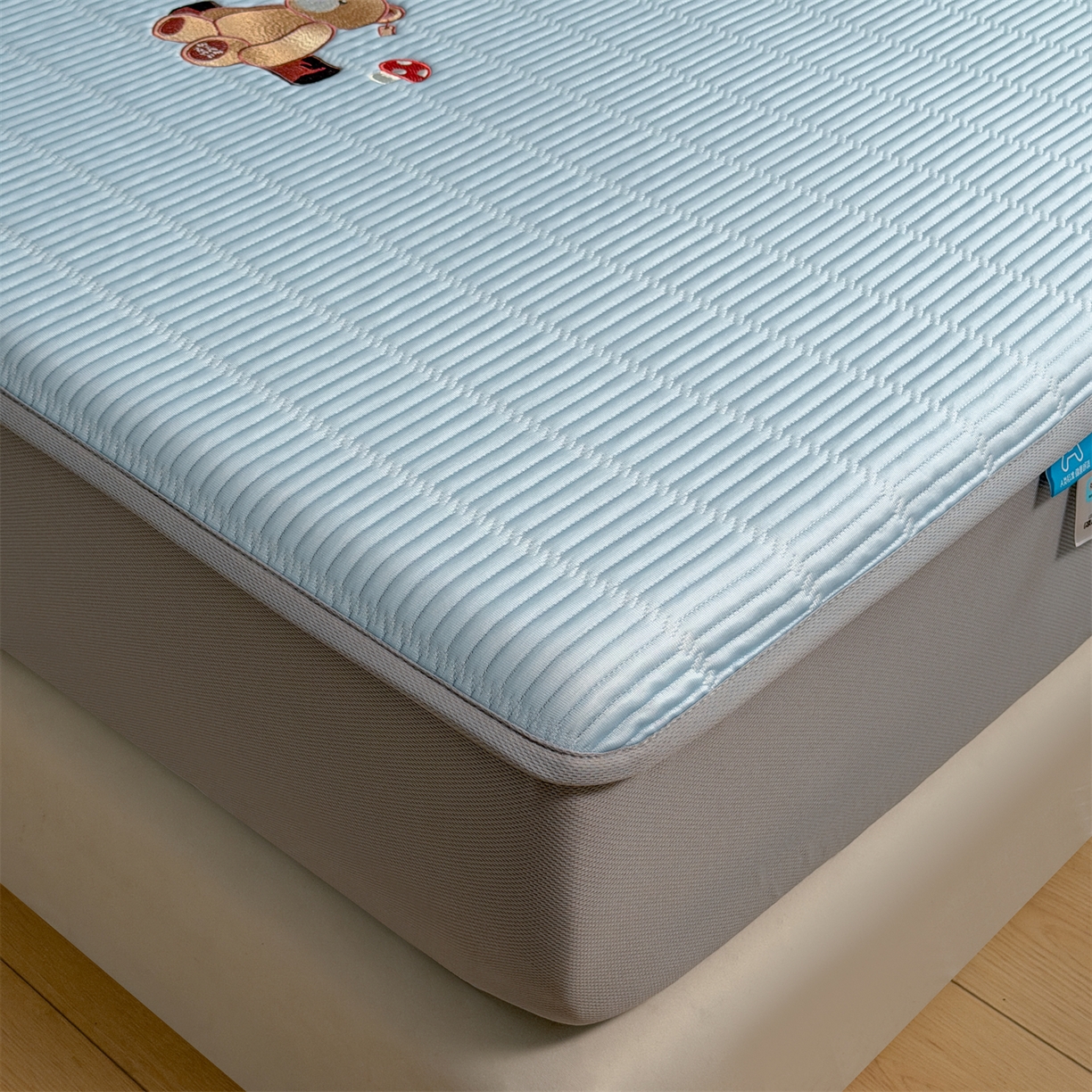 91家纺网 家纺一手货源 找家纺 源舍家纺 2026新款A类高端刺绣pe乙纶冰豆豆席空调软席爱兰系列正版授权（提供买家秀） 蓝屿泰迪-蓝 床笠款