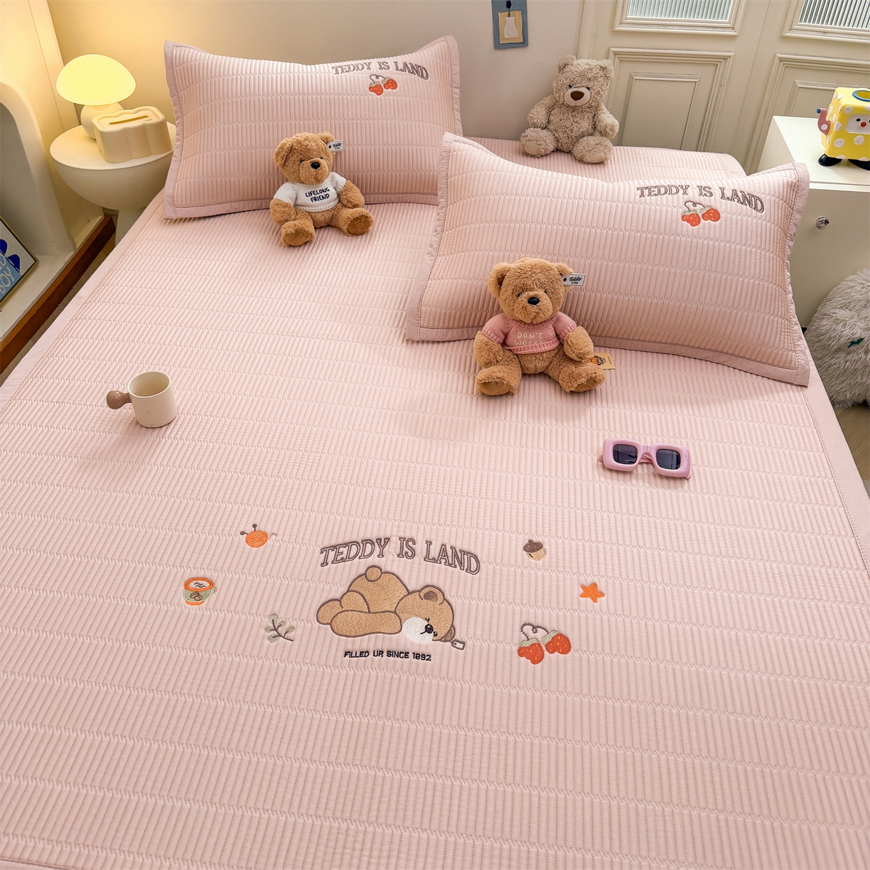 91家纺网 家纺一手货源 找家纺 源舍家纺 2026新款A类高端刺绣pe乙纶冰豆豆席空调软席爱兰系列正版授权（提供买家秀） 粉莓熊眠-粉 床席款