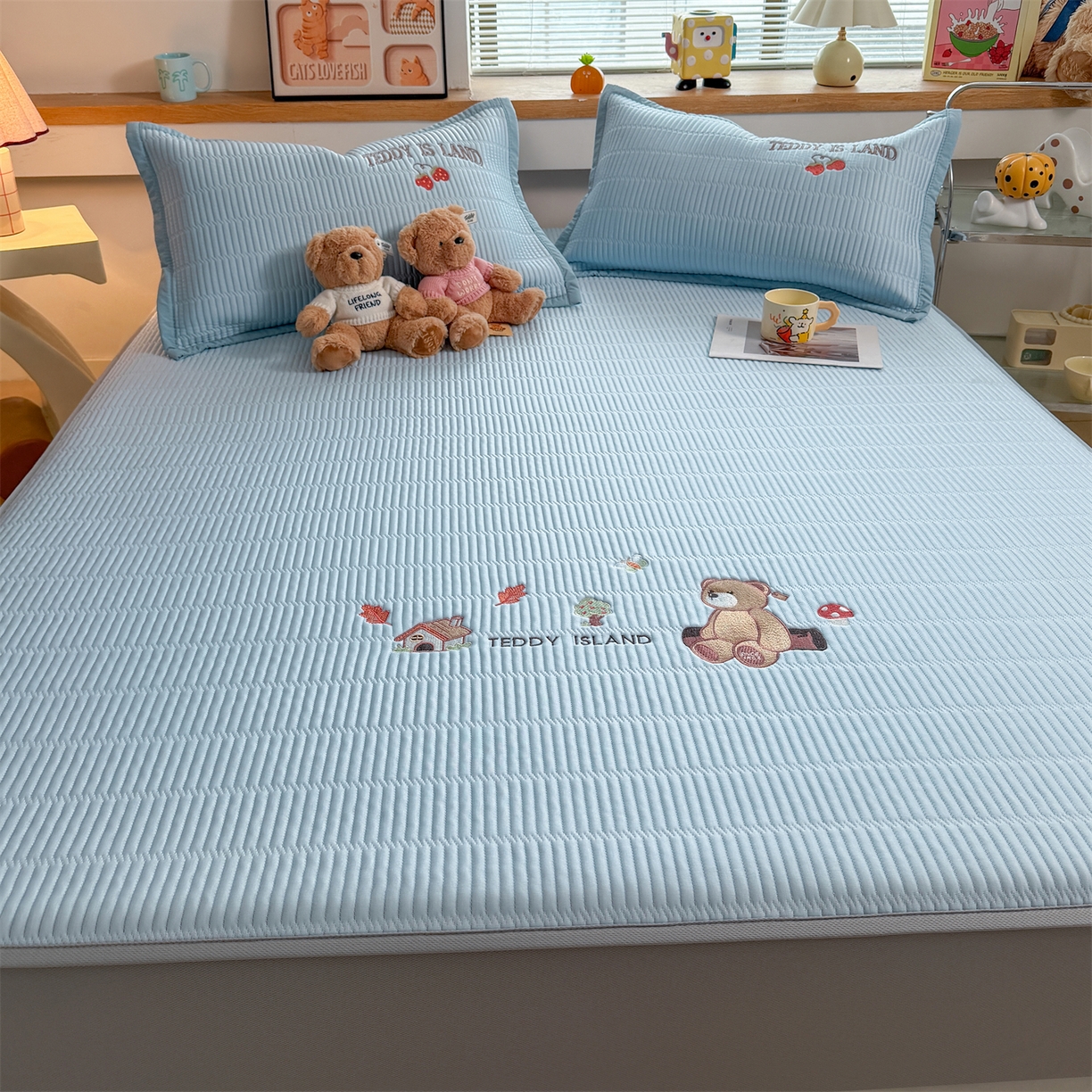 91家纺网 家纺一手货源 找家纺 源舍家纺 2026新款A类高端刺绣pe乙纶冰豆豆席空调软席爱兰系列正版授权（提供买家秀） 蓝屿泰迪-蓝 床笠款