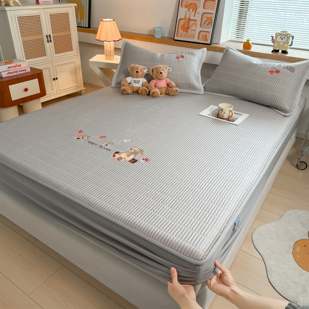 91家纺网 家纺一手货源 找家纺 源舍家纺 2026新款A类高端刺绣pe乙纶冰豆豆席空调软席爱兰系列正版授权（提供买家秀） 蓝屿泰迪-灰 床笠款