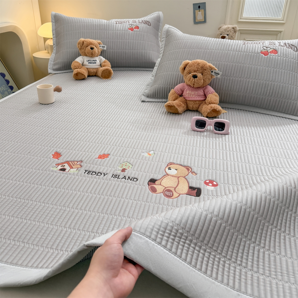 91家纺网 家纺一手货源 找家纺 源舍家纺 2026新款A类高端刺绣pe乙纶冰豆豆席空调软席爱兰系列正版授权（提供买家秀） 蓝屿泰迪-灰 床席款