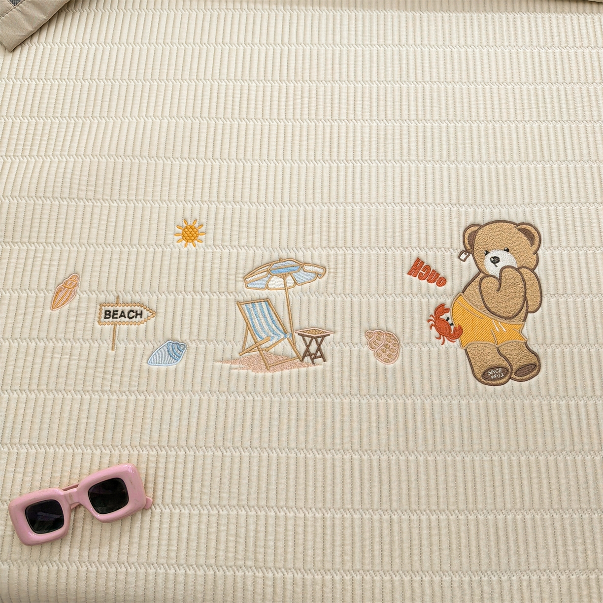 91家纺网 家纺一手货源 找家纺 源舍家纺 2026新款A类高端刺绣pe乙纶冰豆豆席空调软席爱兰系列正版授权（提供买家秀） 青屿熊语-米白 床席款