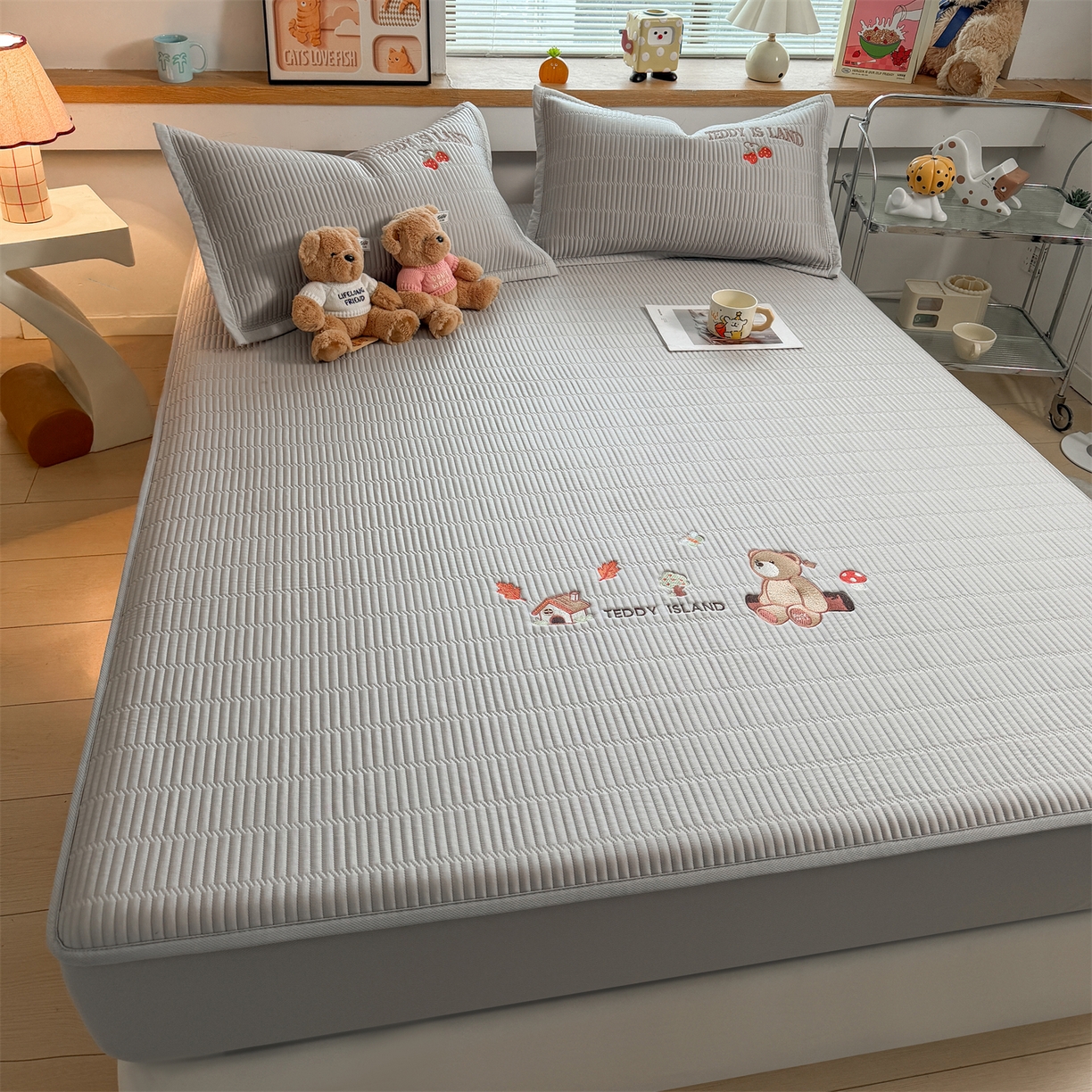 91家纺网 家纺一手货源 找家纺 源舍家纺 2026新款A类高端刺绣pe乙纶冰豆豆席空调软席爱兰系列正版授权（提供买家秀） 蓝屿泰迪-灰 床笠款