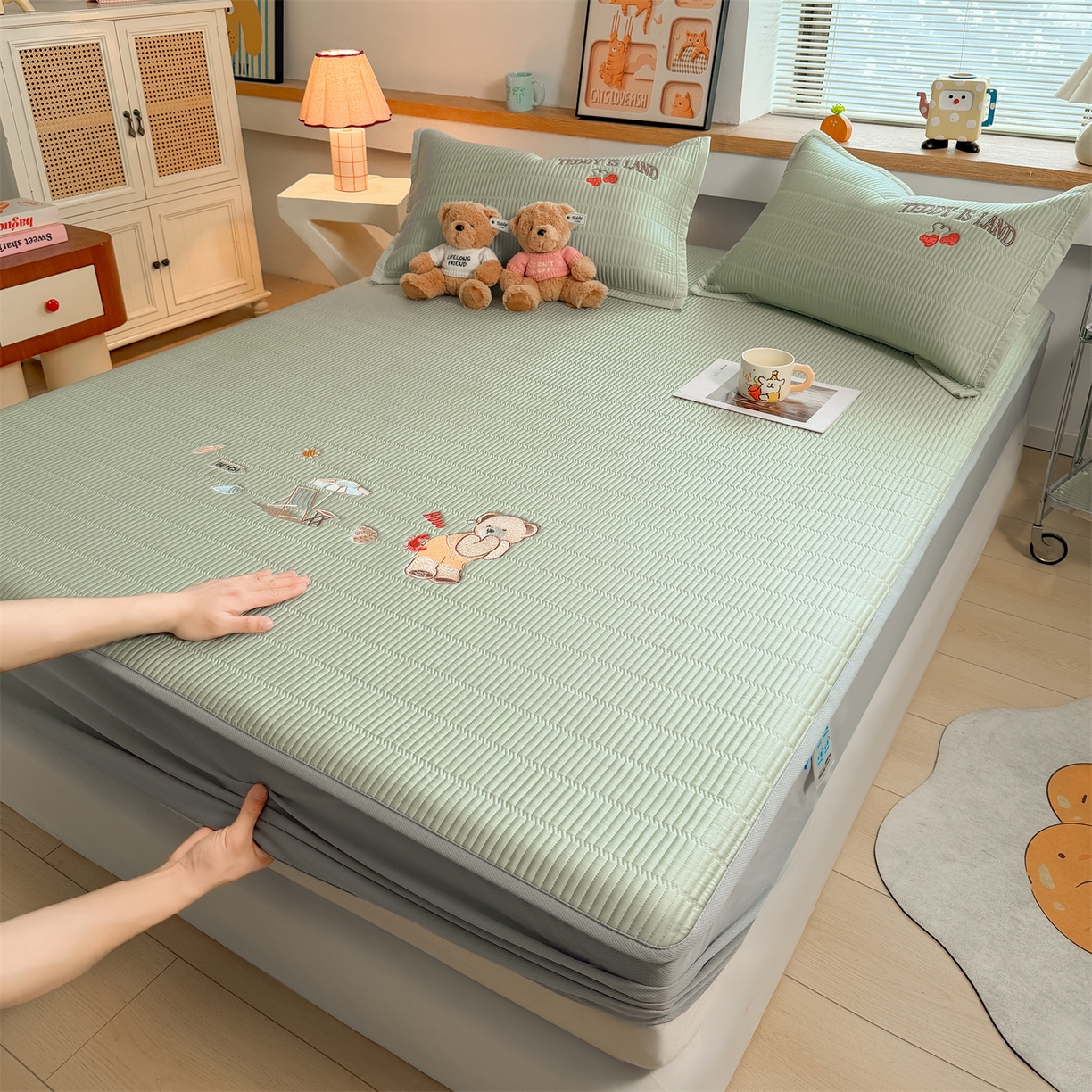 91家纺网 家纺一手货源 找家纺 源舍家纺 2026新款A类高端刺绣pe乙纶冰豆豆席空调软席爱兰系列正版授权（提供买家秀） 青屿熊语-绿 床笠款