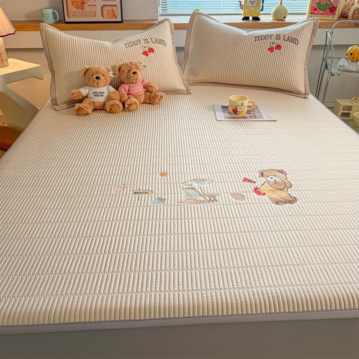 91家纺网 家纺一手货源 找家纺 源舍家纺 2026新款A类高端刺绣pe乙纶冰豆豆席空调软席爱兰系列正版授权（提供买家秀） 青屿熊语-米白 床笠款