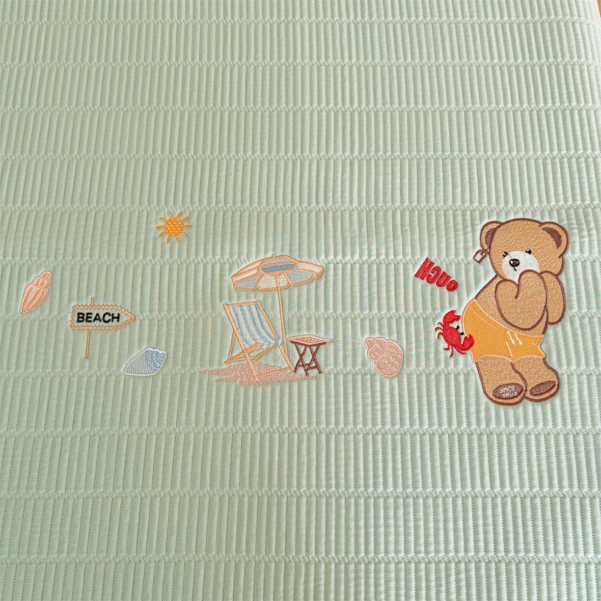 91家纺网 家纺一手货源 找家纺 源舍家纺 2026新款A类高端刺绣pe乙纶冰豆豆席空调软席爱兰系列正版授权（提供买家秀） 青屿熊语-绿 床席款