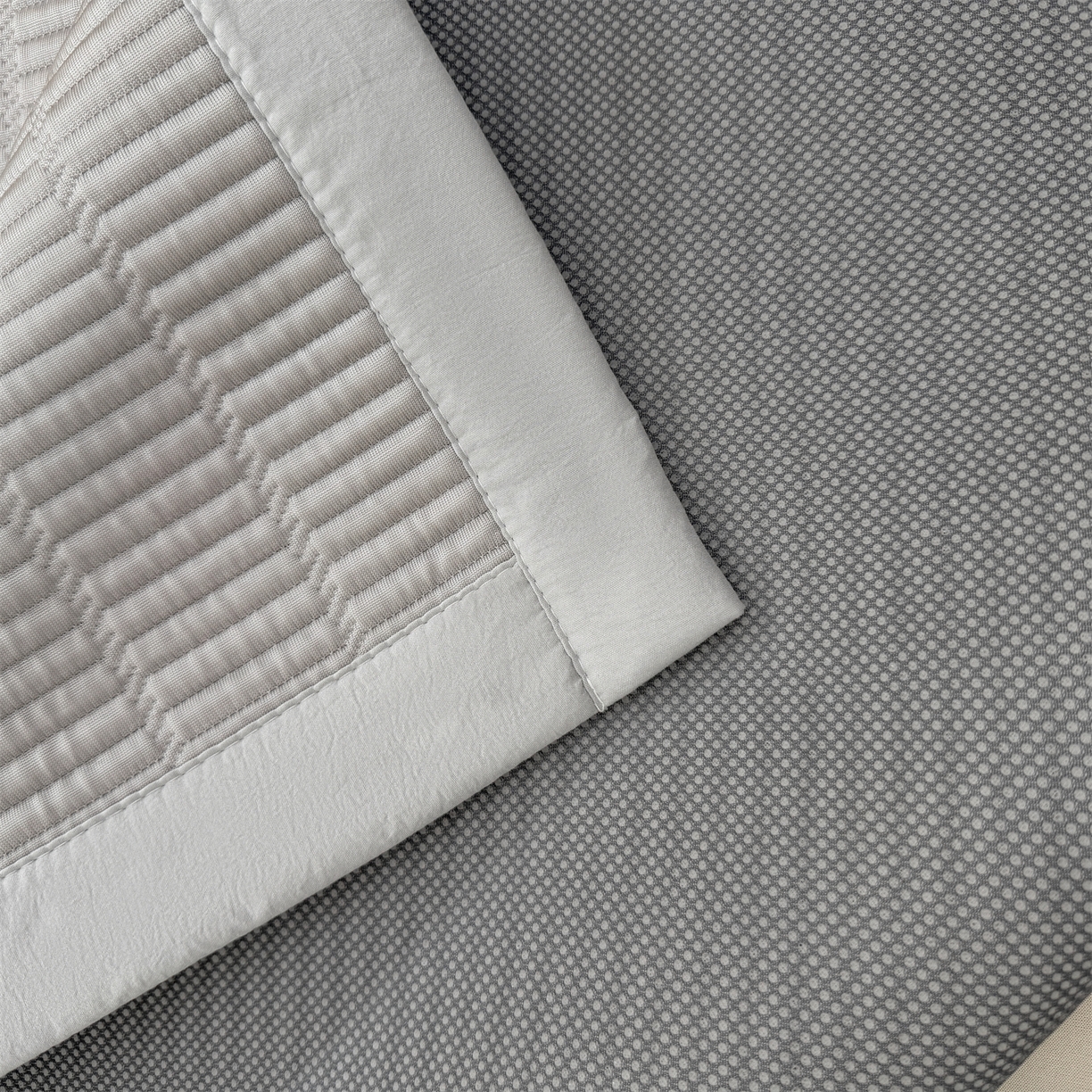 91家纺网 家纺一手货源 找家纺 源舍家纺 2026新款A类高端刺绣pe乙纶冰豆豆席空调软席爱兰系列正版授权（提供买家秀） 蓝屿泰迪-灰 床席款