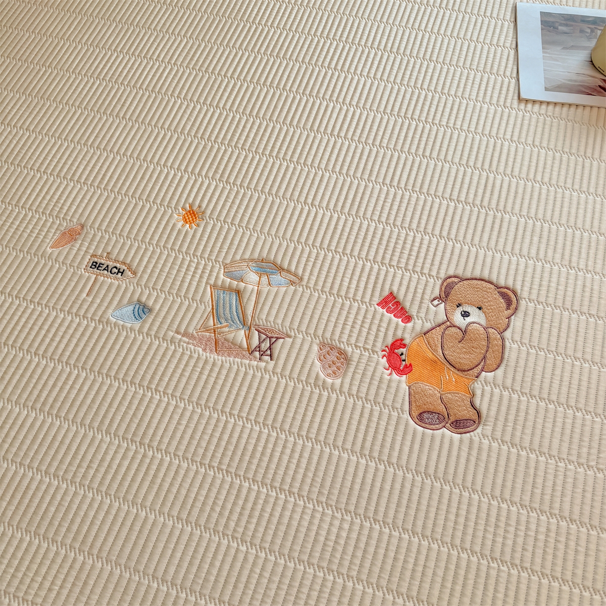 91家纺网 家纺一手货源 找家纺 源舍家纺 2026新款A类高端刺绣pe乙纶冰豆豆席空调软席爱兰系列正版授权（提供买家秀） 青屿熊语-米白 床笠款