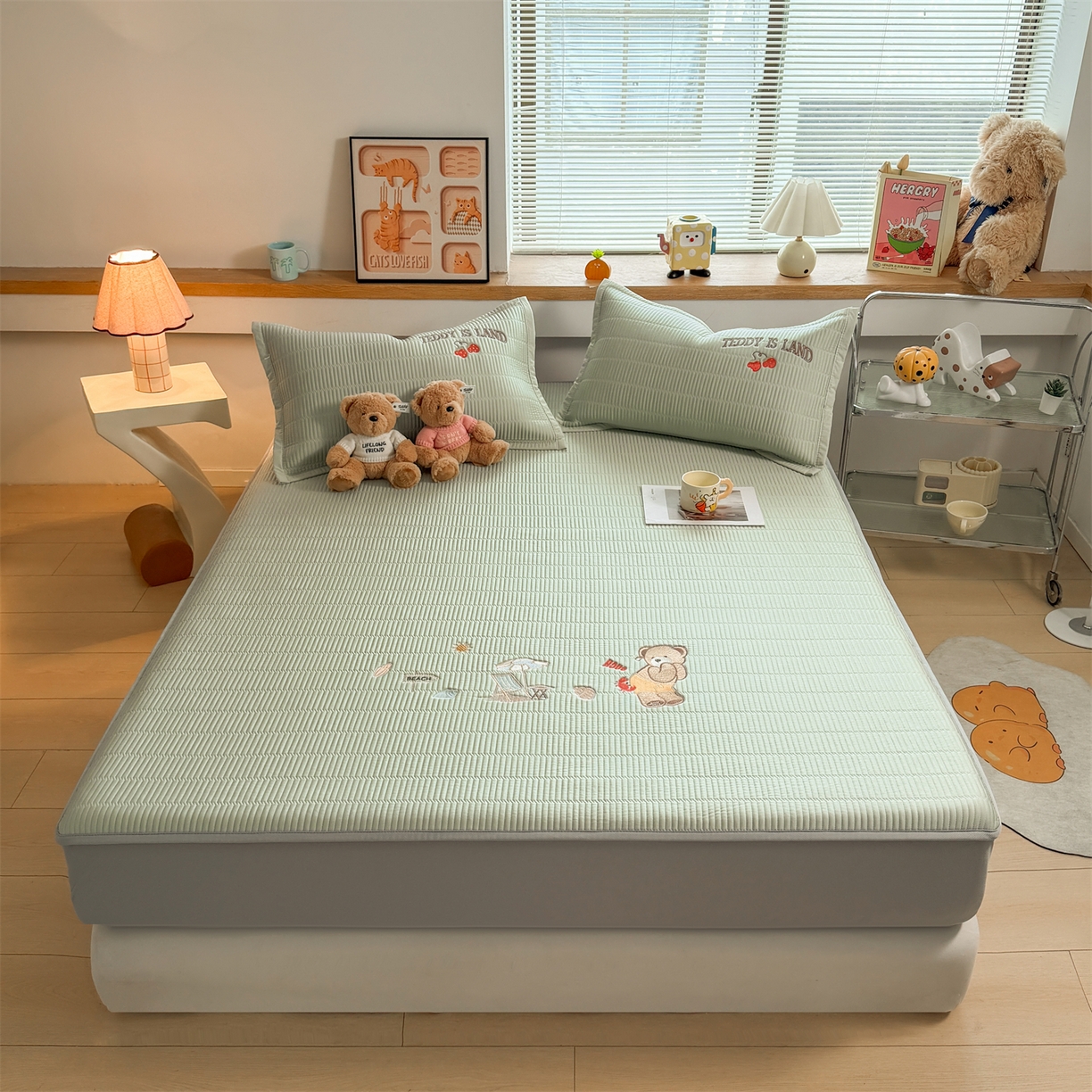 91家纺网 家纺一手货源 找家纺 源舍家纺 2026新款A类高端刺绣pe乙纶冰豆豆席空调软席爱兰系列正版授权（提供买家秀） 青屿熊语-绿 床笠款