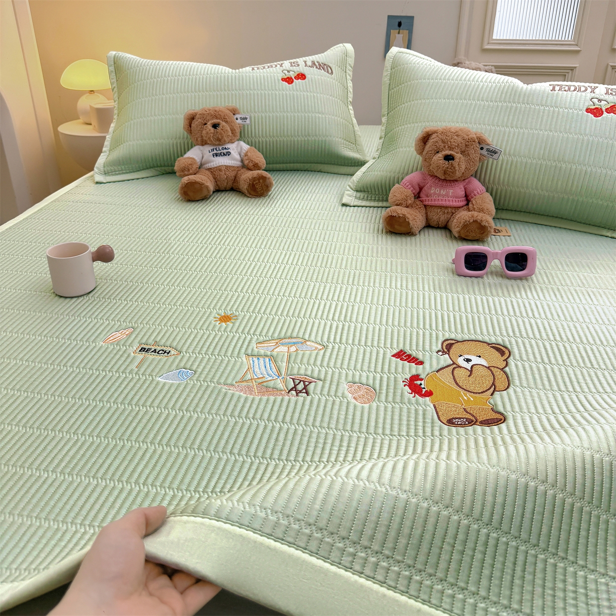 91家纺网 家纺一手货源 找家纺 源舍家纺 2026新款A类高端刺绣pe乙纶冰豆豆席空调软席爱兰系列正版授权（提供买家秀） 青屿熊语-绿 床席款