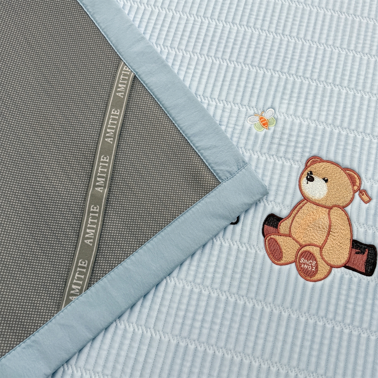 91家纺网 家纺一手货源 找家纺 源舍家纺 2026新款A类高端刺绣pe乙纶冰豆豆席空调软席爱兰系列正版授权（提供买家秀） 蓝屿泰迪-蓝 床席款