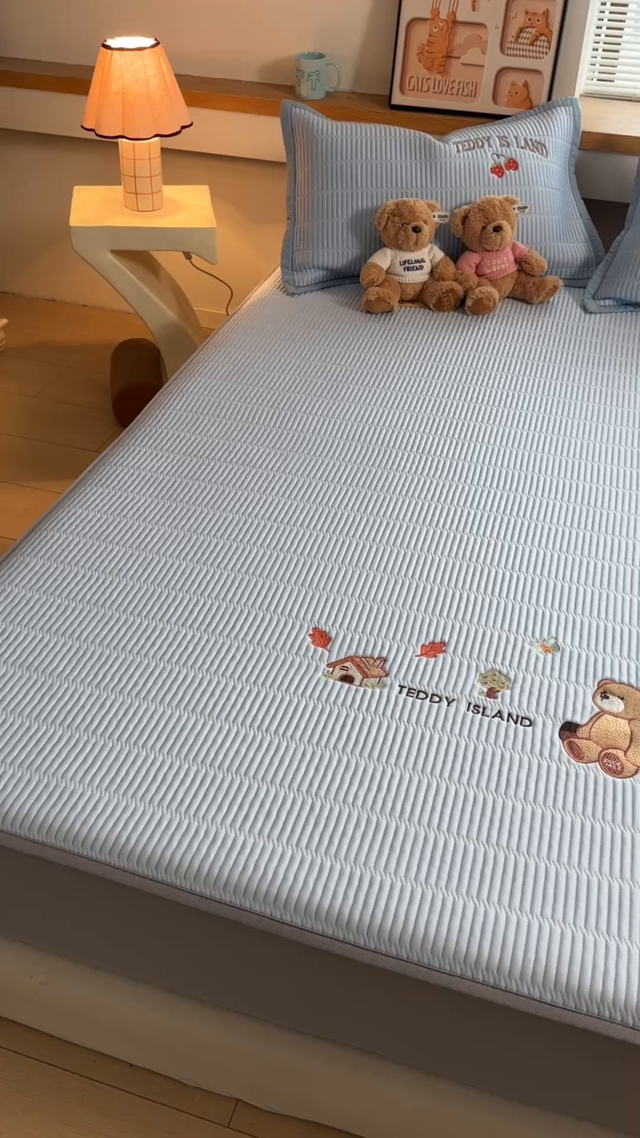 91家纺网 家纺一手货源 找家纺 源舍家纺 2026新款A类高端刺绣pe乙纶冰豆豆席空调软席爱兰系列正版授权（提供买家秀） 蓝屿泰迪-蓝 床笠款