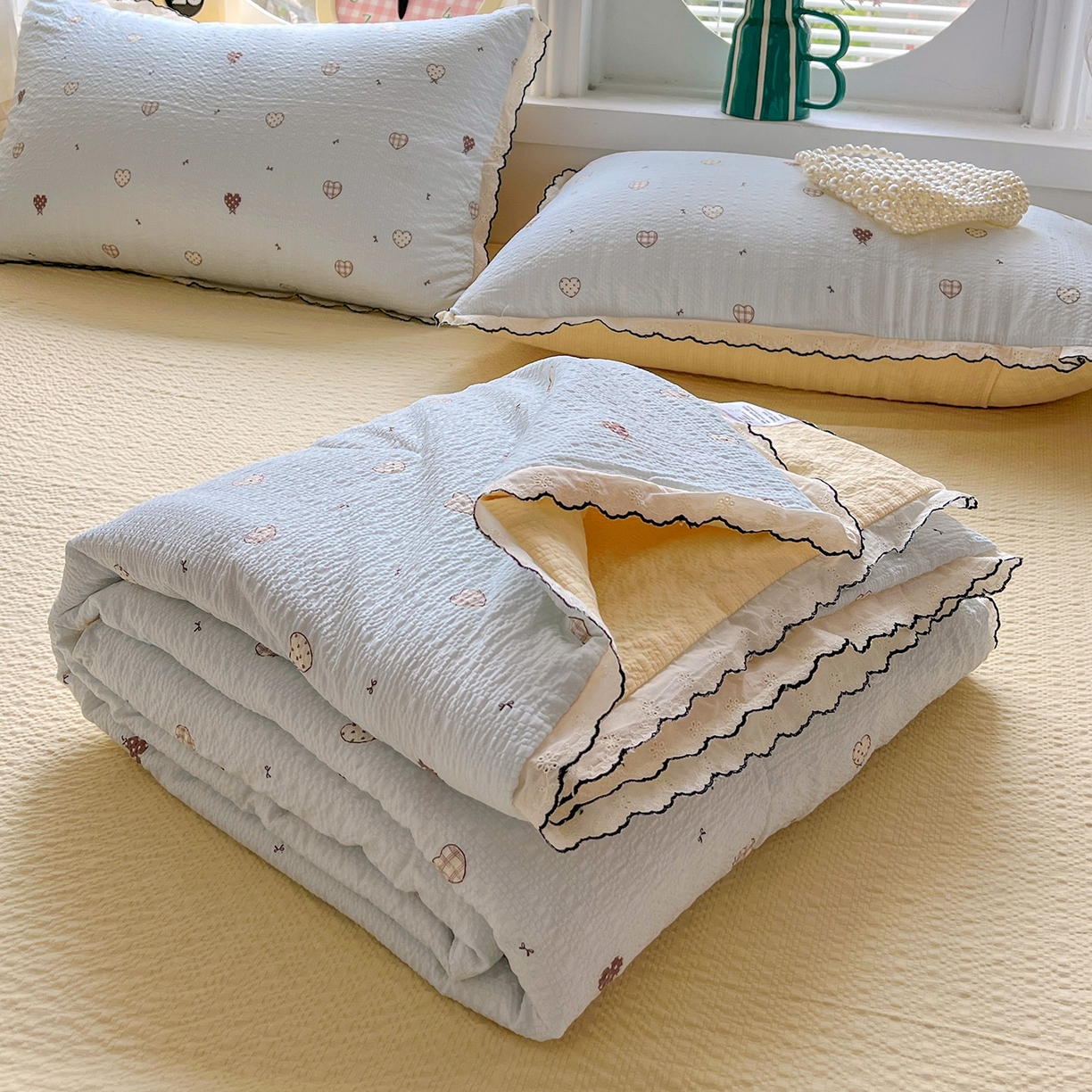 91家纺网 家纺一手货源 找家纺 （总）金梦拉家纺 2026新款泡芙纱全棉小黑花边夏被四件套