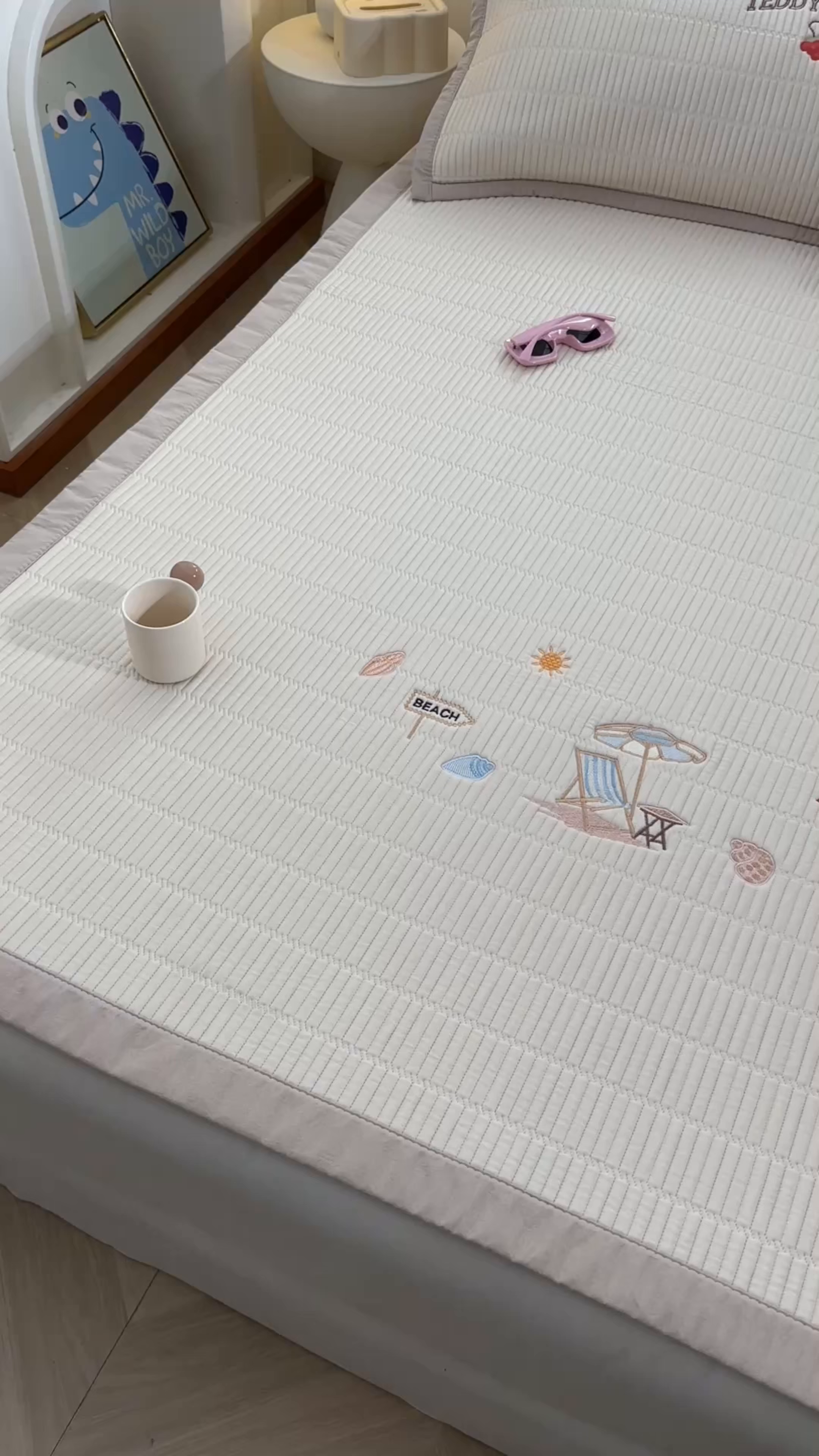 91家纺网 家纺一手货源 找家纺 源舍家纺 2026新款A类高端刺绣pe乙纶冰豆豆席空调软席爱兰系列正版授权（提供买家秀） 青屿熊语-米白 床席款