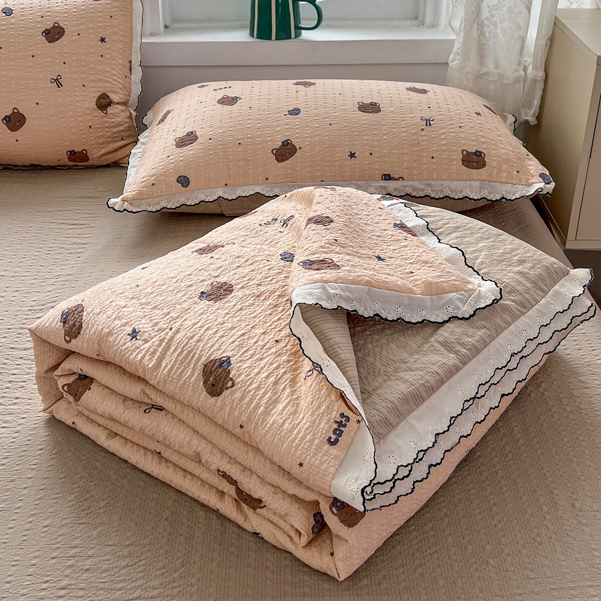 91家纺网 家纺一手货源 找家纺 （总）金梦拉家纺 2026新款泡芙纱全棉小黑花边夏被四件套