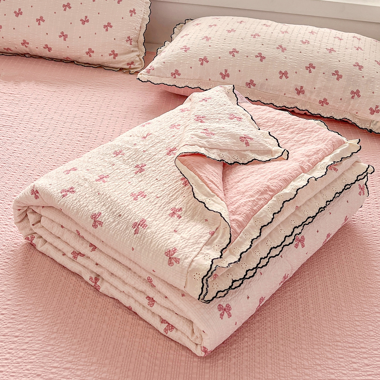 91家纺网 家纺一手货源 找家纺 （总）金梦拉家纺 2026新款泡芙纱全棉小黑花边夏被四件套