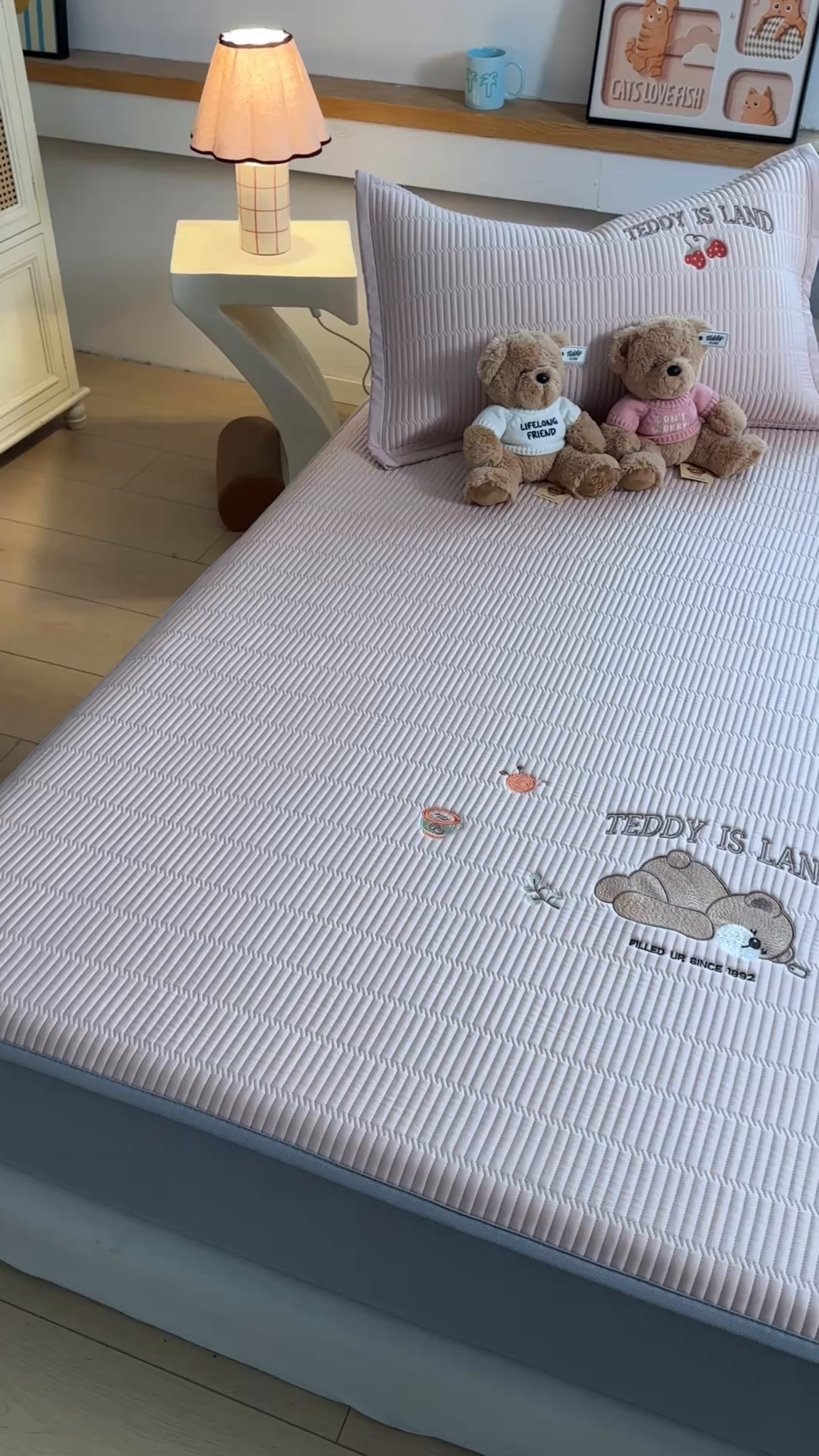 91家纺网 家纺一手货源 找家纺 源舍家纺 2026新款A类高端刺绣pe乙纶冰豆豆席空调软席爱兰系列正版授权（提供买家秀） 粉莓熊眠-粉 床笠款