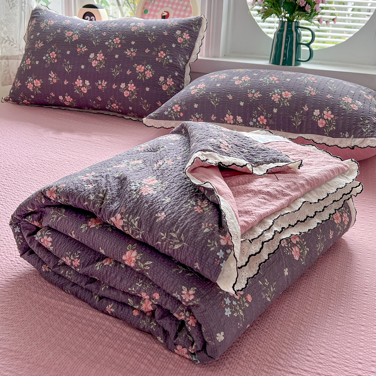 91家纺网 家纺一手货源 找家纺 （总）金梦拉家纺 2026新款泡芙纱全棉小黑花边夏被四件套