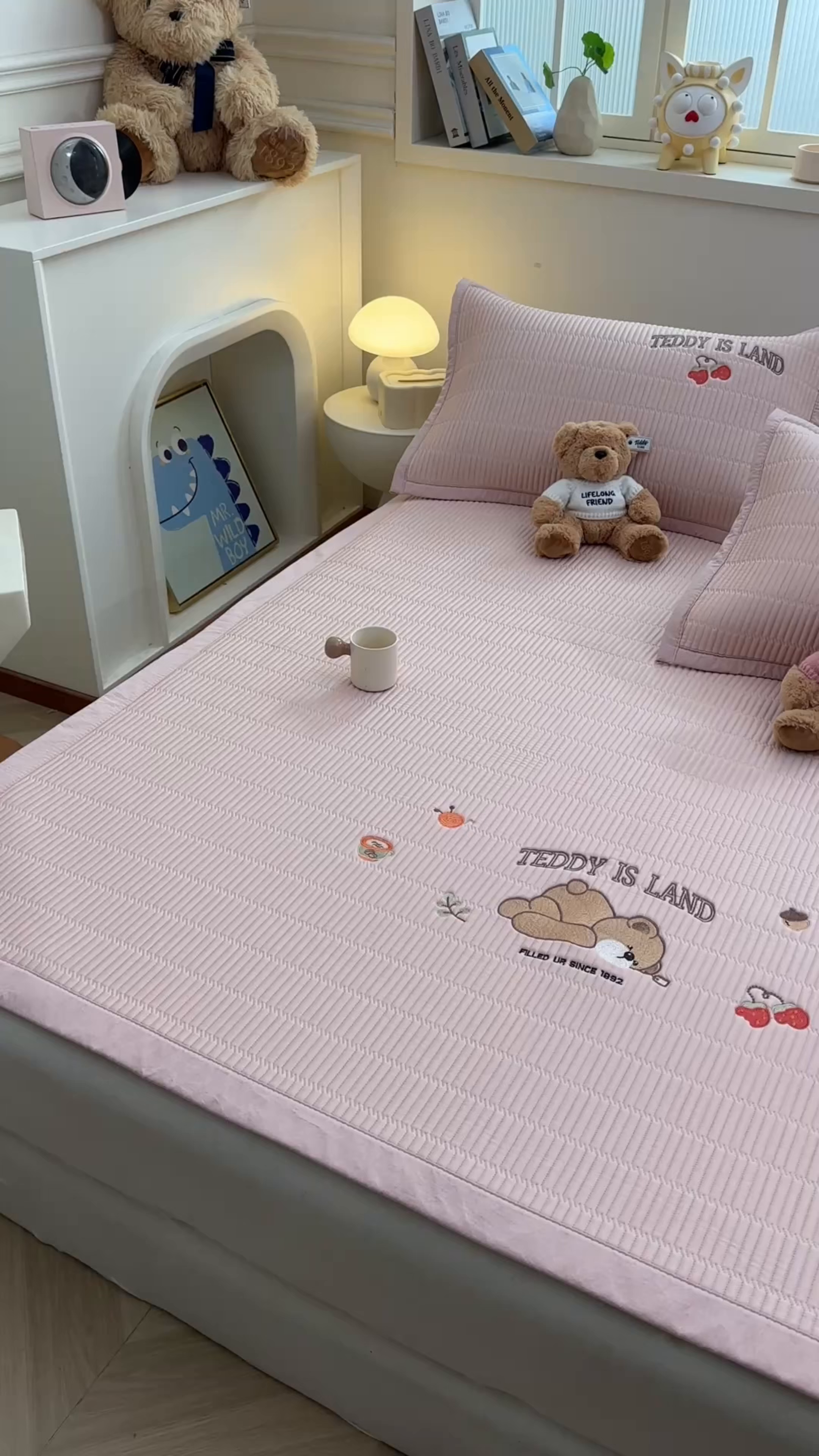 91家纺网 家纺一手货源 找家纺 源舍家纺 2026新款A类高端刺绣pe乙纶冰豆豆席空调软席爱兰系列正版授权（提供买家秀） 粉莓熊眠-粉 床席款