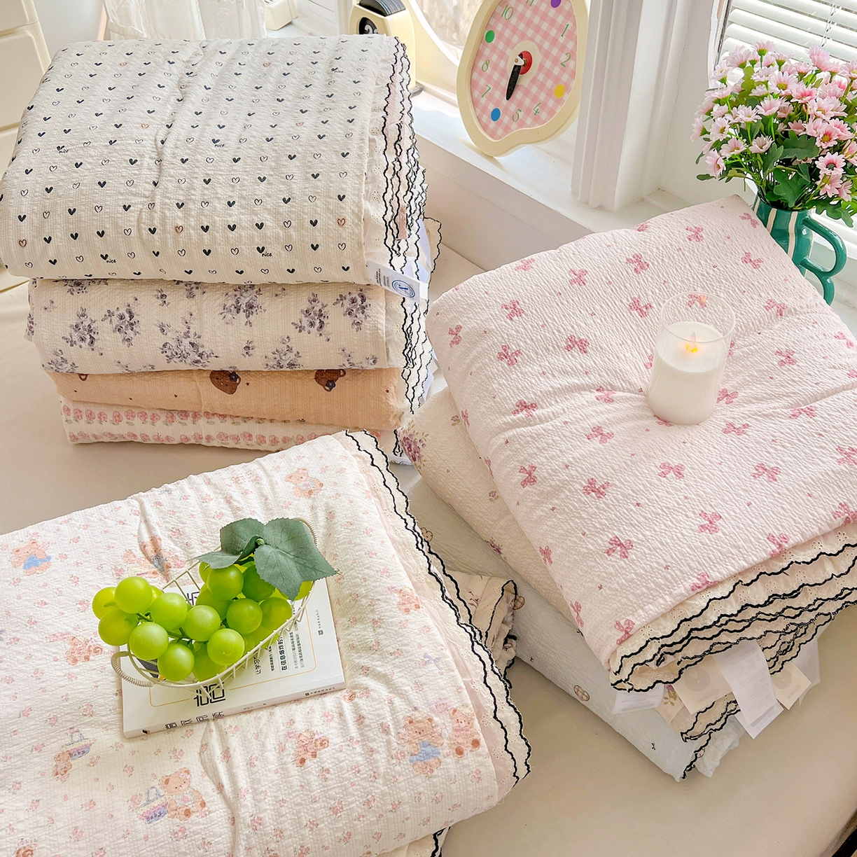 91家纺网 家纺一手货源 找家纺 金梦拉家纺 2026新款泡芙纱全棉小黑花边夏被四件套 组合图