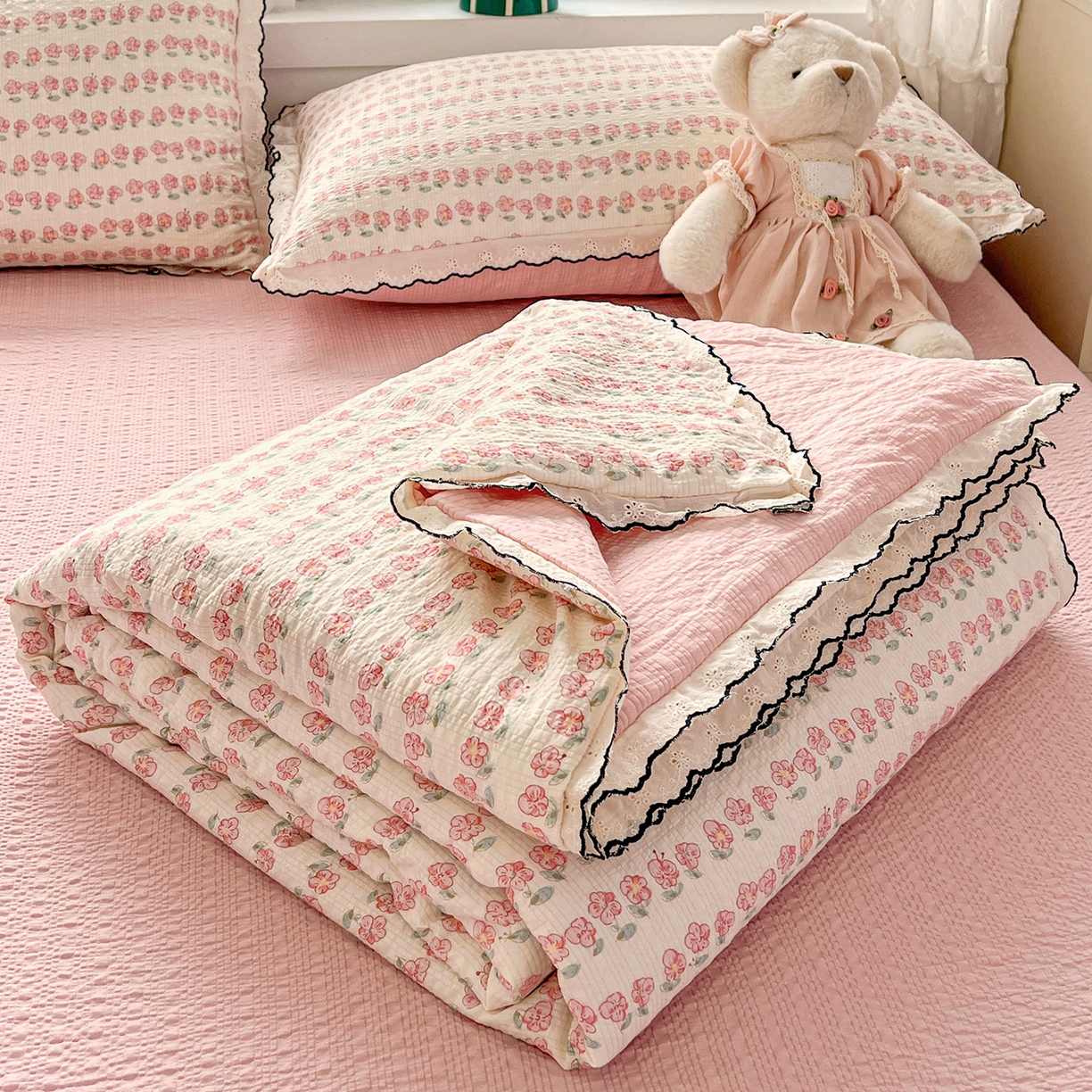 金梦拉家纺 2026新款泡芙纱全棉小黑花边夏被四件套 春日小花朵